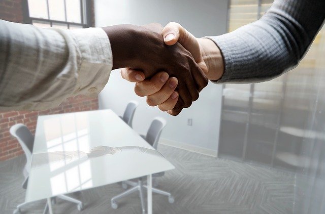 Two men shake hands | Photo: Pixabay