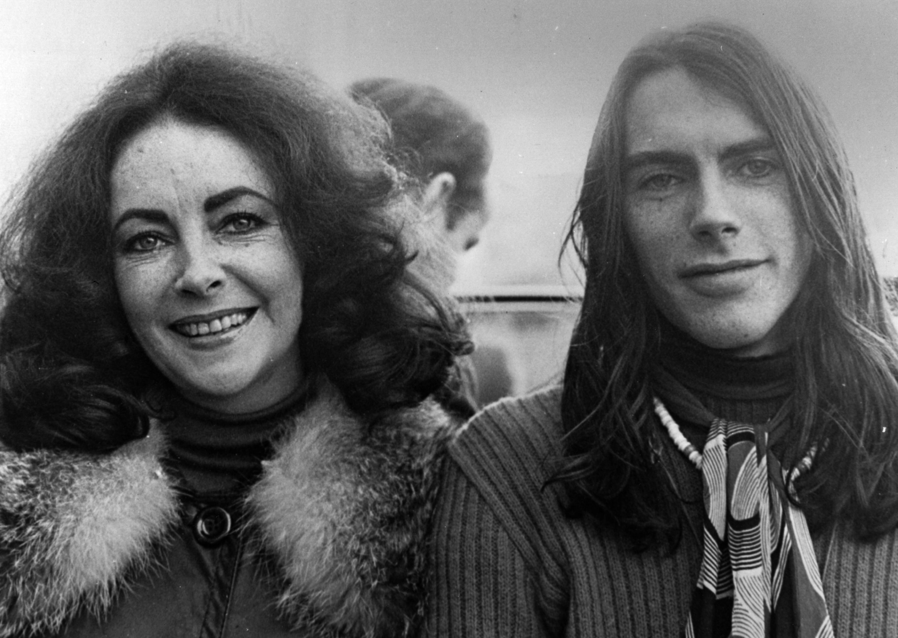 Elizabeth Taylor sees her son, Michael Wilding Jr., for the first time in six years on November 24, 1975, at Ffynonwen Farm in Wales. | Source: Getty Images