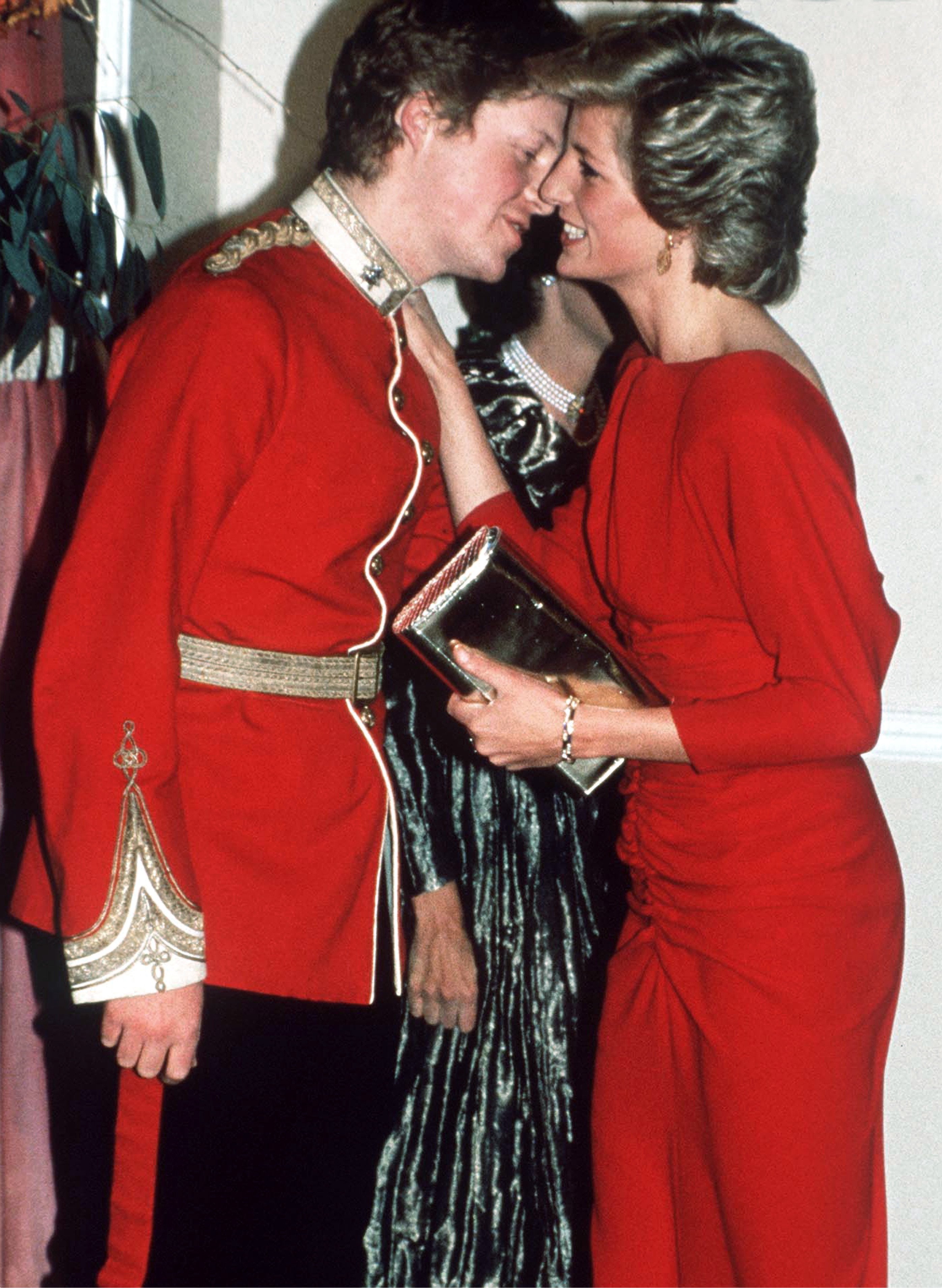 Princess Diana kissing her brother, Charles Spencer at the Birthright Red Ball on November 21, London | Photo: Getty Images