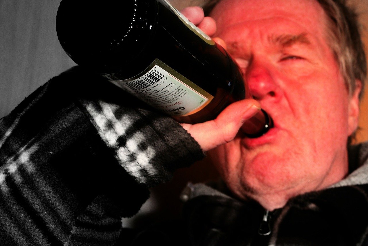 An old man drinking alcohol. | Source: Pixabay