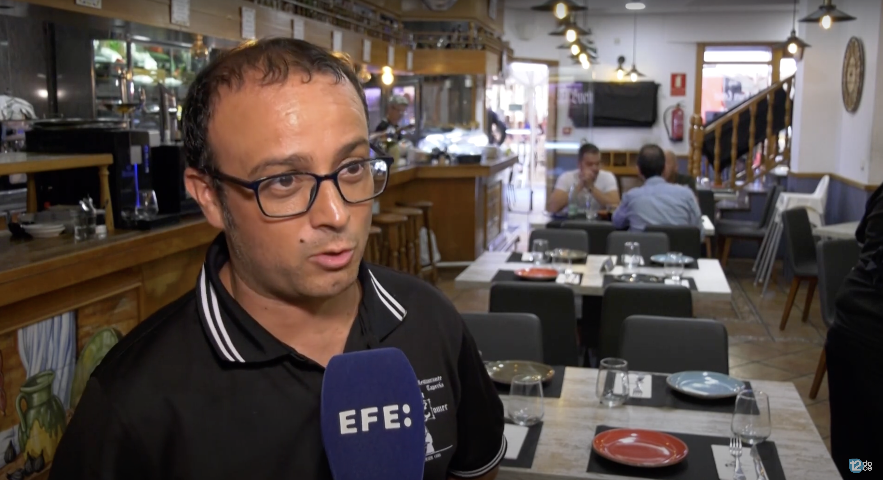 Moisés Doménech, owner of the restaurant El Buen Comer, speaking about the dine-and-dash expat in a video dated September 21, 2023 | Source: youtube.com/@12tv_es