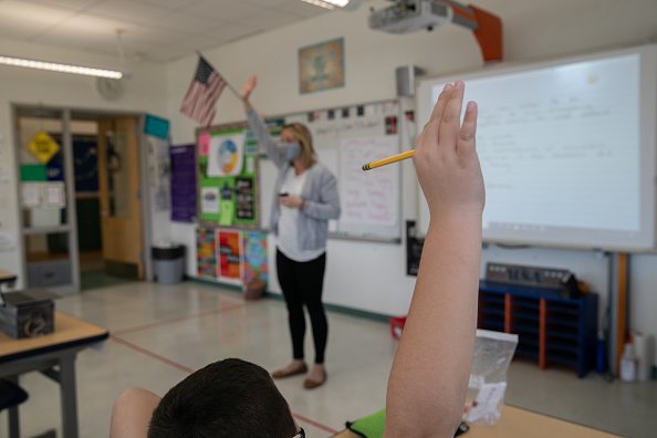 Certaines écoles poursuivent l'apprentissage en classe tandis que d'autres ferment leurs portes en raison des pics de COVID-19.| photo : Getty Images