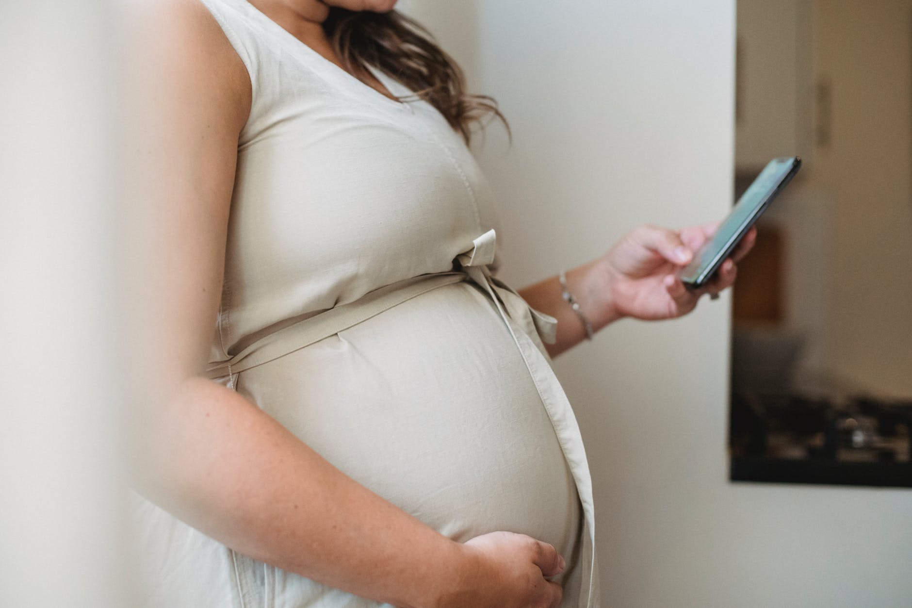 Mujer luciendo su avanzado estado de embarazo. | Foto: Pexels