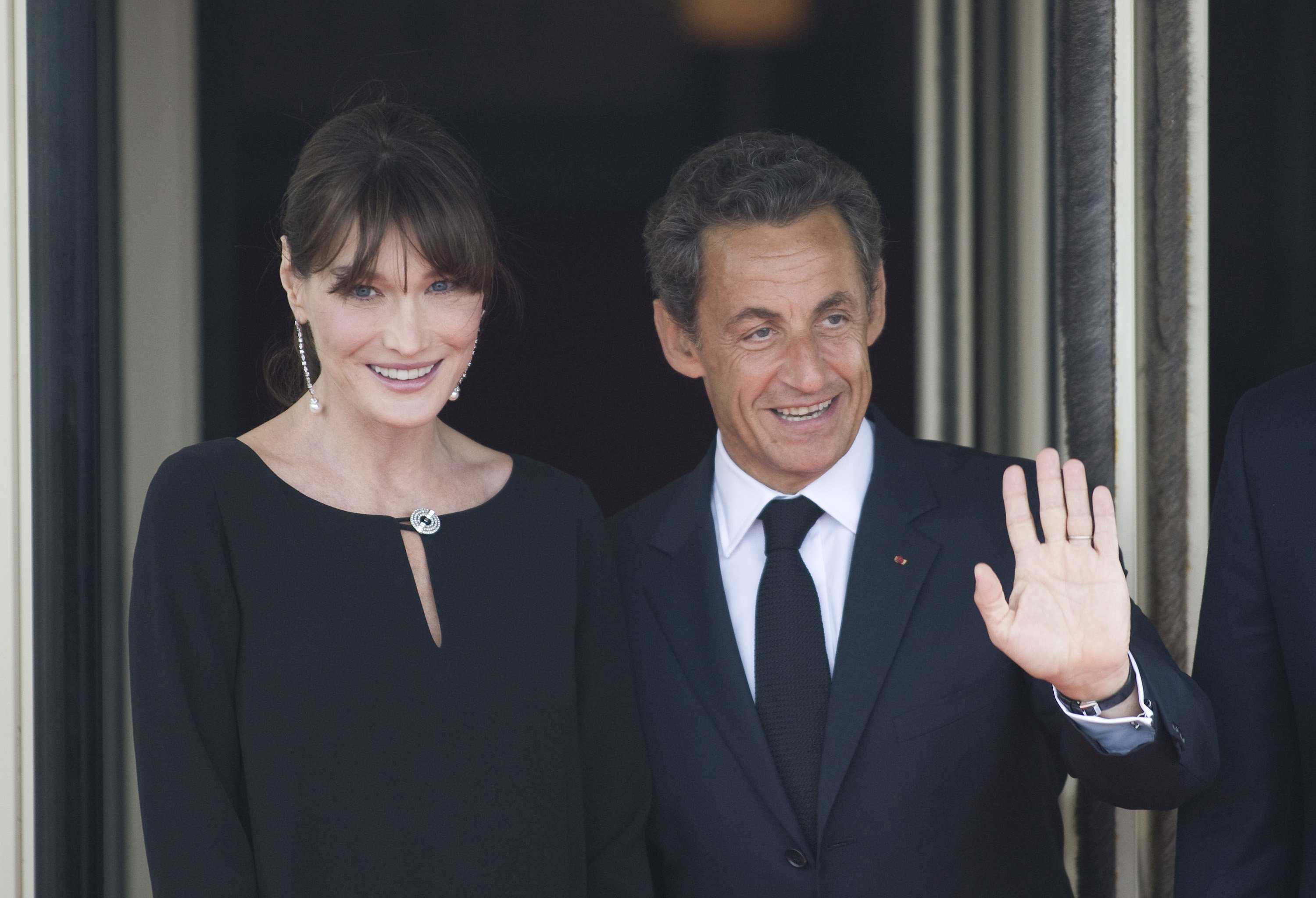 Nicolas Sarkozy et son épouse Carla Bruni-Sarkozy attendent l'arrivée des dirigeants des États membres du G8 pour un dîner au restaurant Le Ciro à l'occasion du sommet du G8 le 26 mai 2011 à Deauville, en France. | Photo : Getty Images