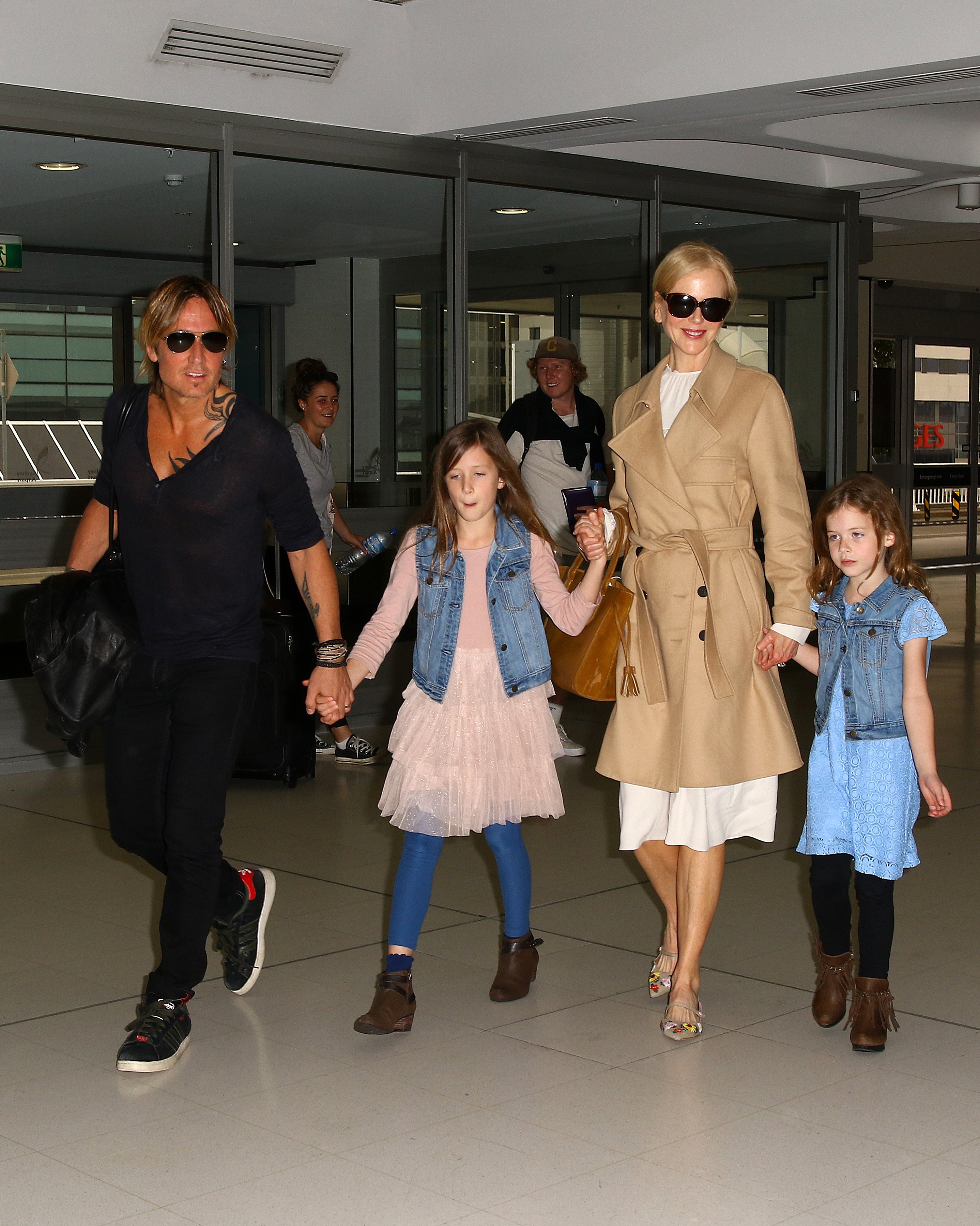 Keith Urban and Nicole Kidman at Sydney airport with their daughters Faith Margaret and Sunday Rose on March 28, 2017, in Sydney, Australia. | Source: Getty Images