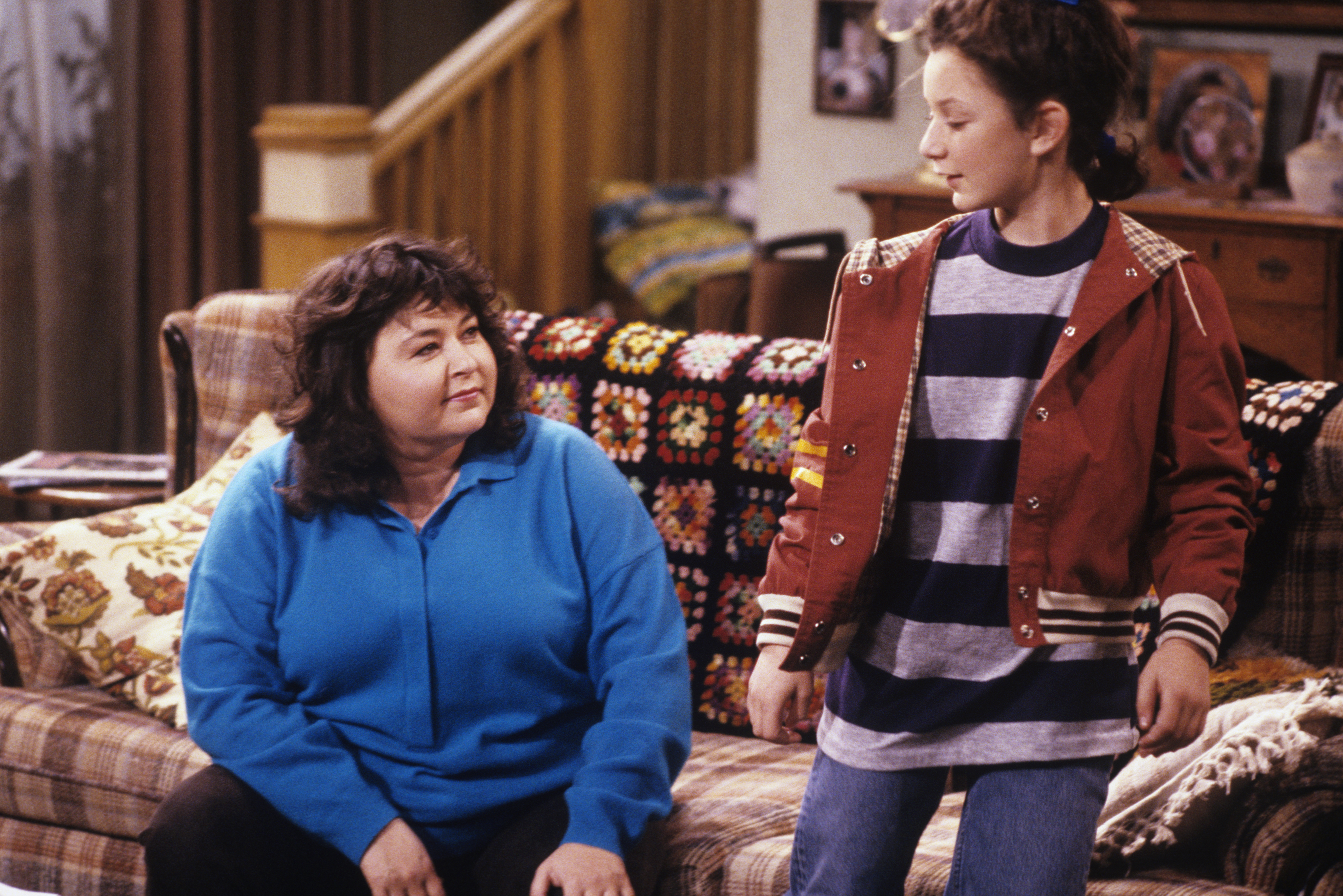 Roseanne Barr and Sara Gilbert on the "Roseanne" set on January 24, 1989 | Source: Getty Images