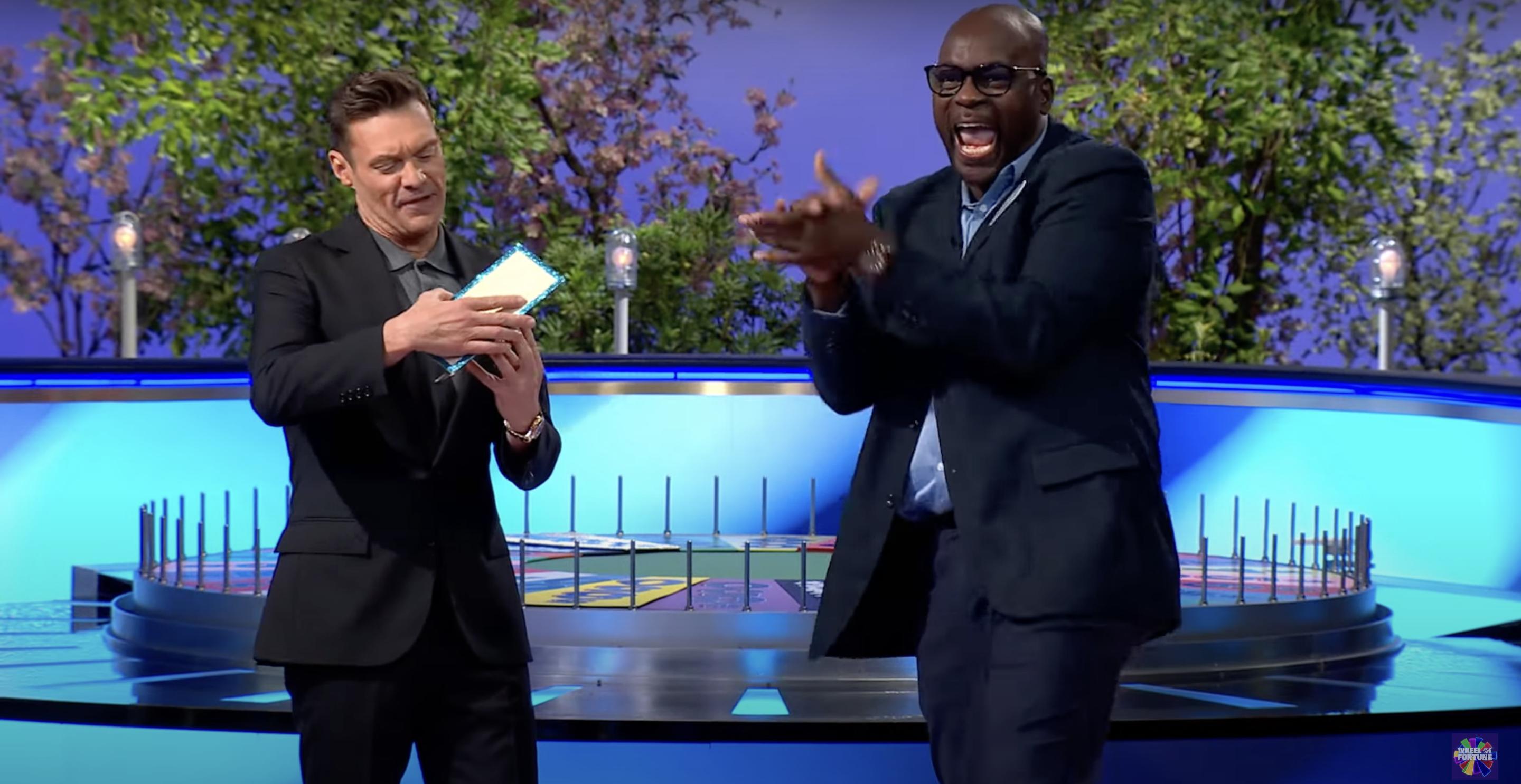 Geoffrey Smith happily reacts beside Ryan Seacrest on "Wheel of Fortune" | Source: YouTube.com/wheeloffortune