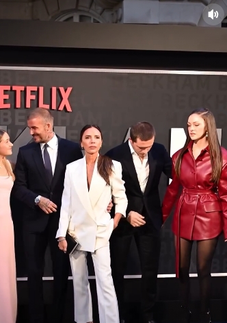 Victoria Beckham maintained a straight expression as her son positioned himself between her and Nicola Peltz Beckham on the red carpet at the Netflix docu-series premiere. | Source: Instagram/extratv
