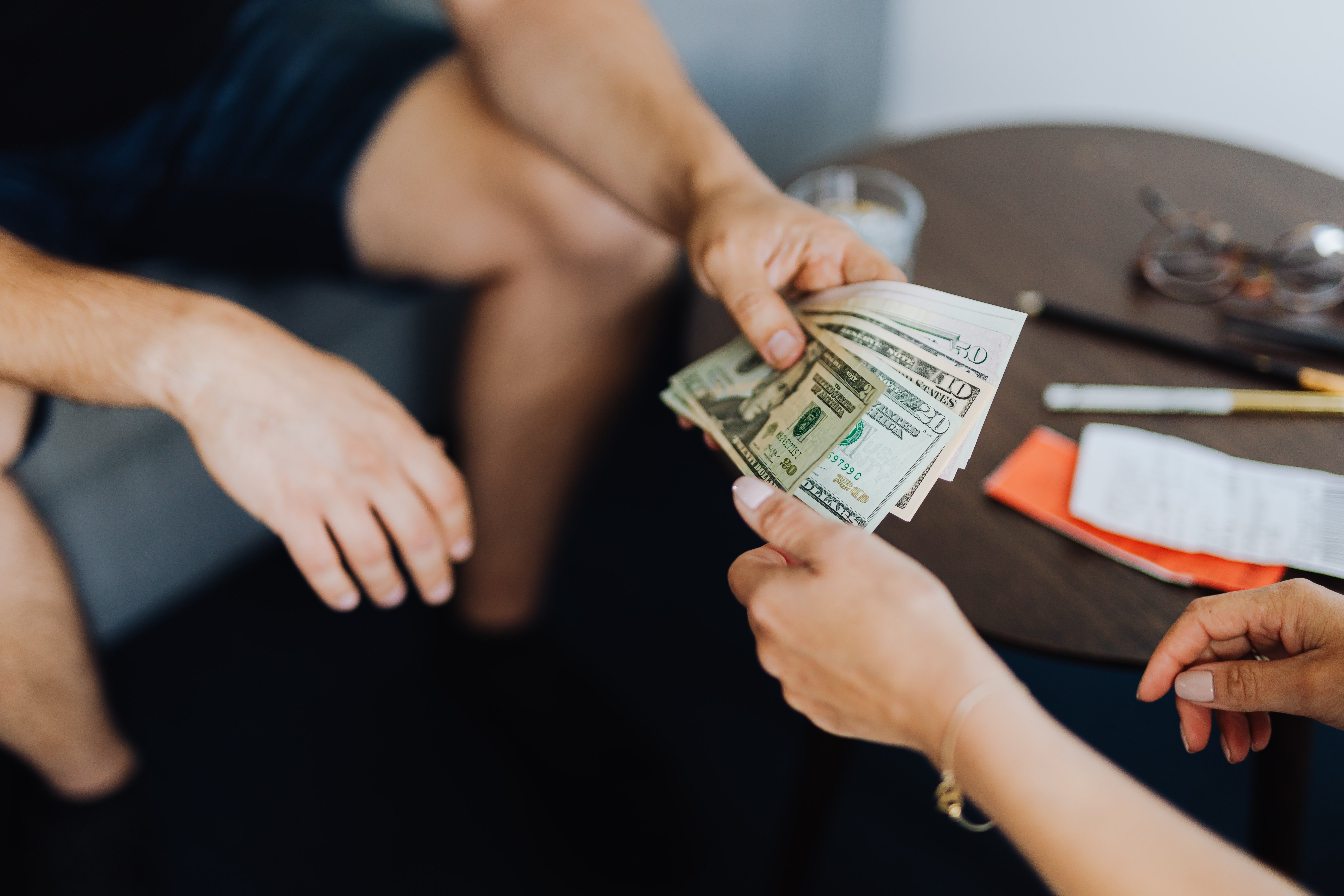 Two people exchanging some money | Source: Pexels