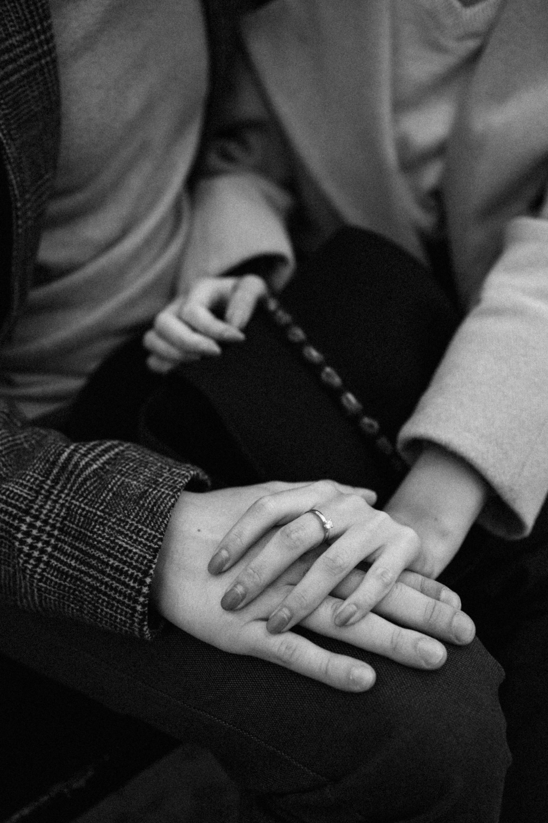A monochrome photo of a couple holding hands | Source: Pexels