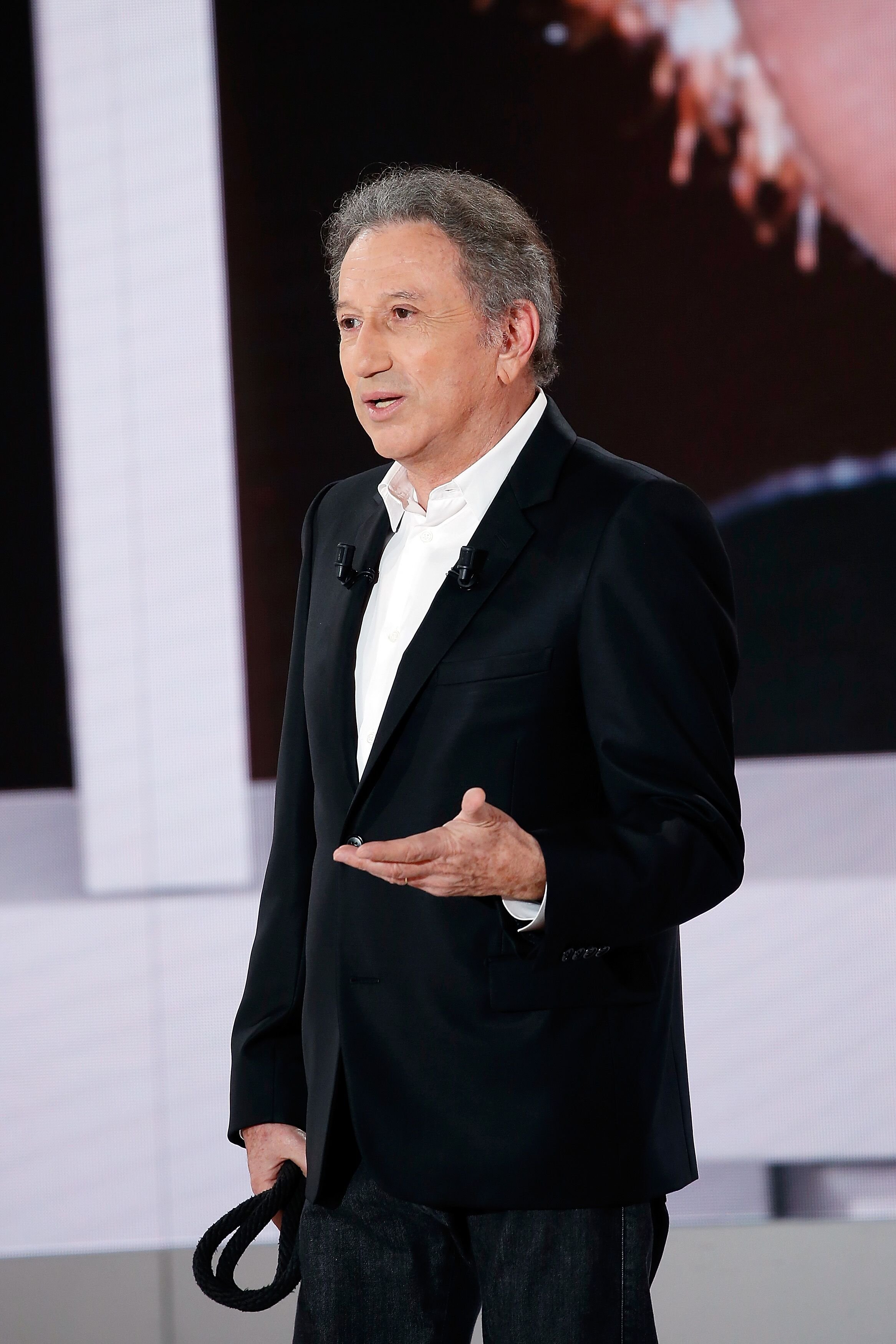 Michel Drucker assiste à l'émission de télévision française " Vivement Dimanche " au Pavillon Gabriel à Paris, France. | Photo : Getty Images