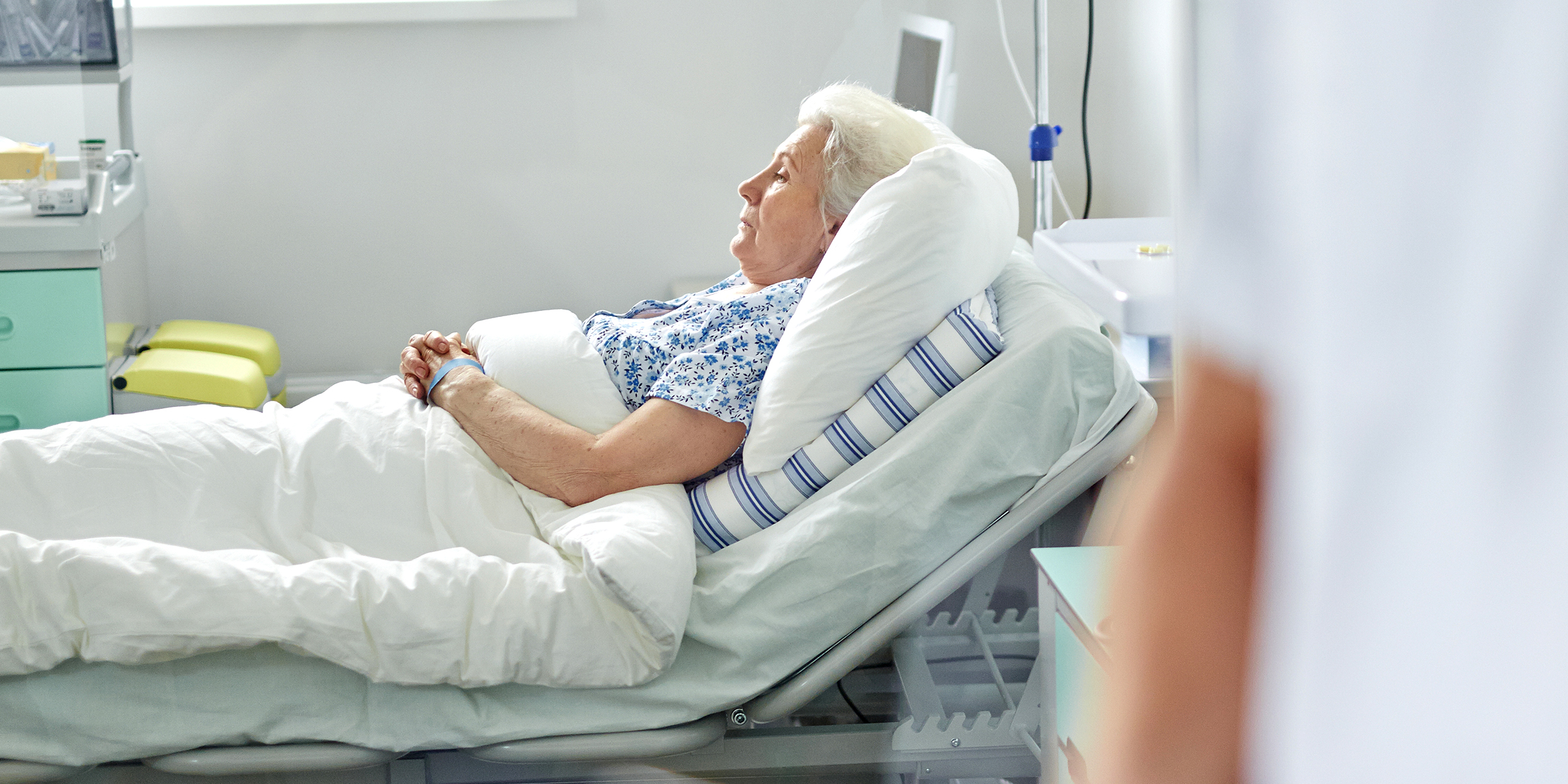 An older woman in a hospital bed | Source: Shutterstock