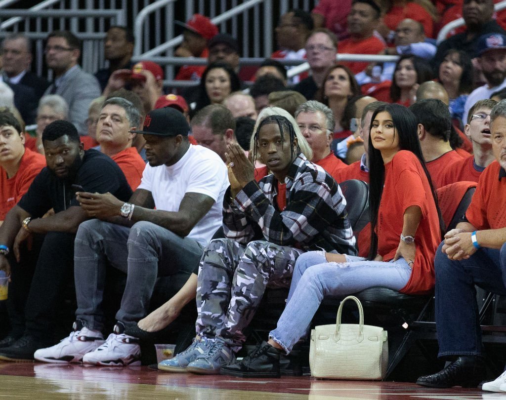 Travis Scott et Kylie Jenner au bord du terrain lors du cinquième match du match des quarts de finale de la Conférence Ouest des éliminatoires de la NBA 2017. | Source: Getty Images