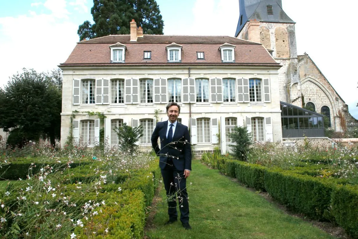 Stéphane Bern devant son bâtiment College Royal et Militaire. | Photo : Getty Images