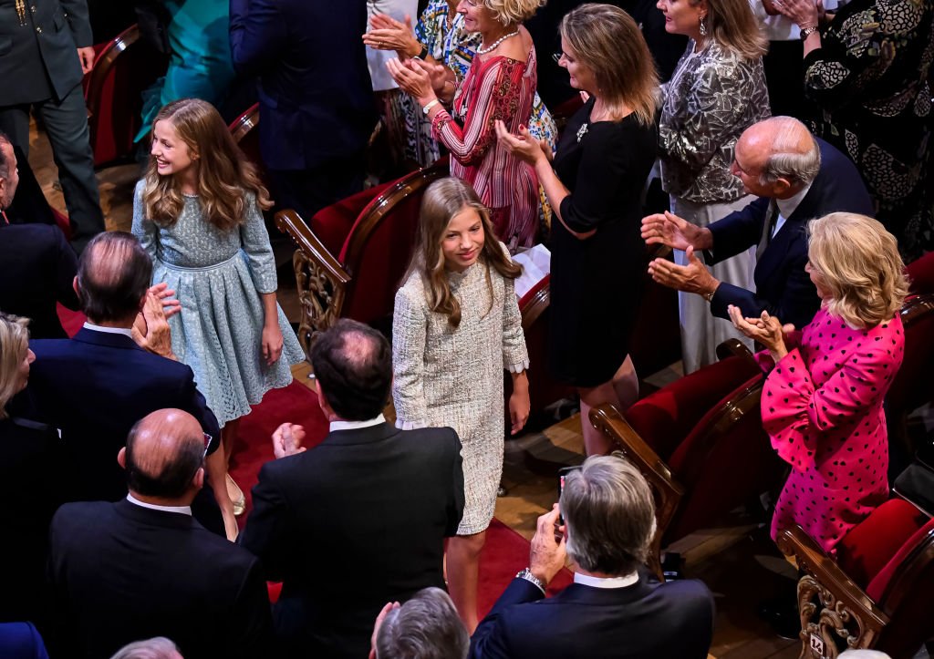 La Princesa Leonor de España y la Princesa Sofía de España asisten a la ceremonia de entrega de los Premios Princesa de Asturias 2019 en el Teatro Campoamor el 18 de octubre de 2019 en Oviedo, España. | Imagen: Getty Images. La Princesa Leonor de España y la Princesa Sofía de España asisten a la ceremonia de entrega de los Premios Princesa de Asturias 2019 en el Teatro Campoamor el 18 de octubre de 2019 en Oviedo, España. | Imagen: Getty Images.