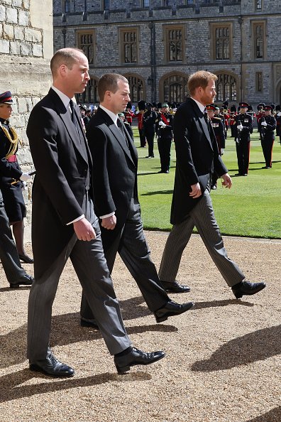 Prinz William, Herzog von Cambridge, Peter Phillips und Prinz Harry, Herzog von Sussex während der feierlichen Prozession bei der Beerdigung von Prinz Philip, Herzog von Edinburgh auf Schloss Windsor am 17. April 2021 in Windsor, England | Quelle: Getty Images