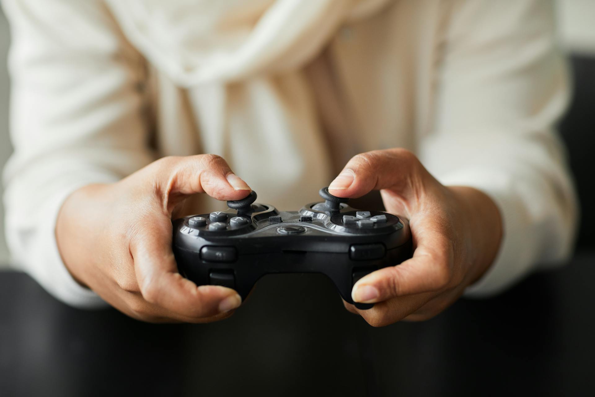 A man holding a controller | Source: Pexels
