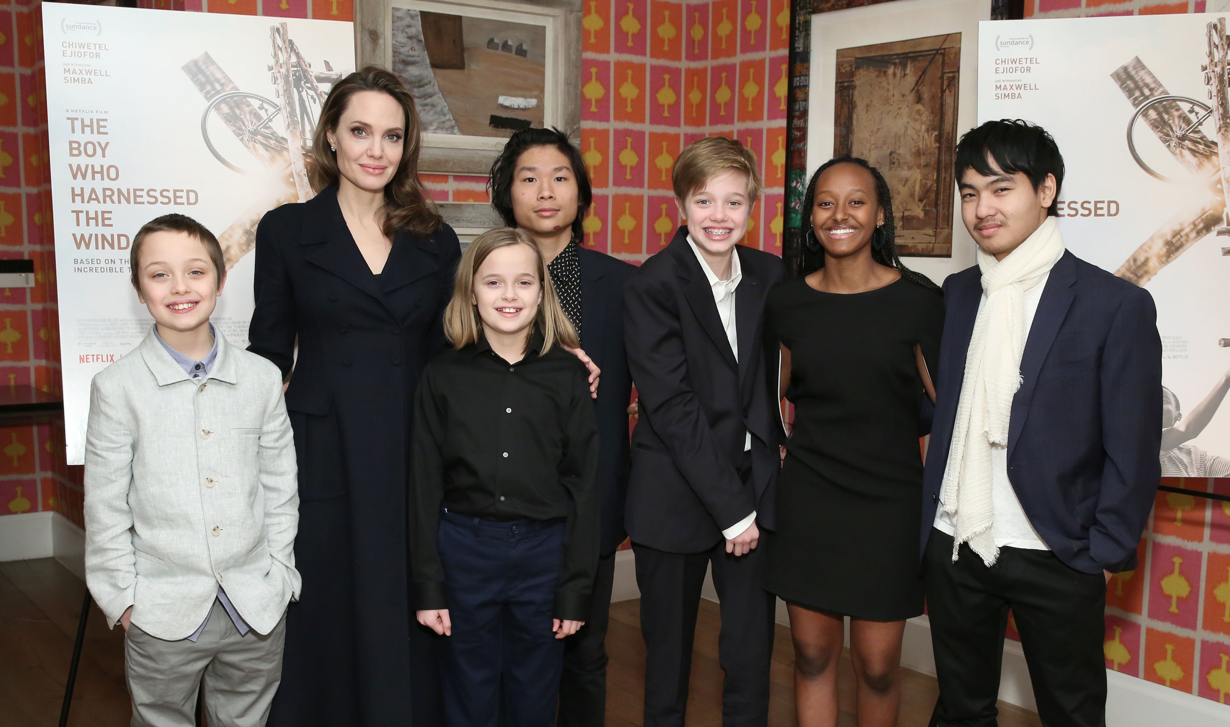 Angelina Jolie con sus hijos Knox, Vivienne, Pax, Shiloh, Zahara y Maddox asisten a la proyección de "The Boy Who Harnessing The Wind" el 25 de febrero de 2019 en Nueva York. | Foto: Getty Images