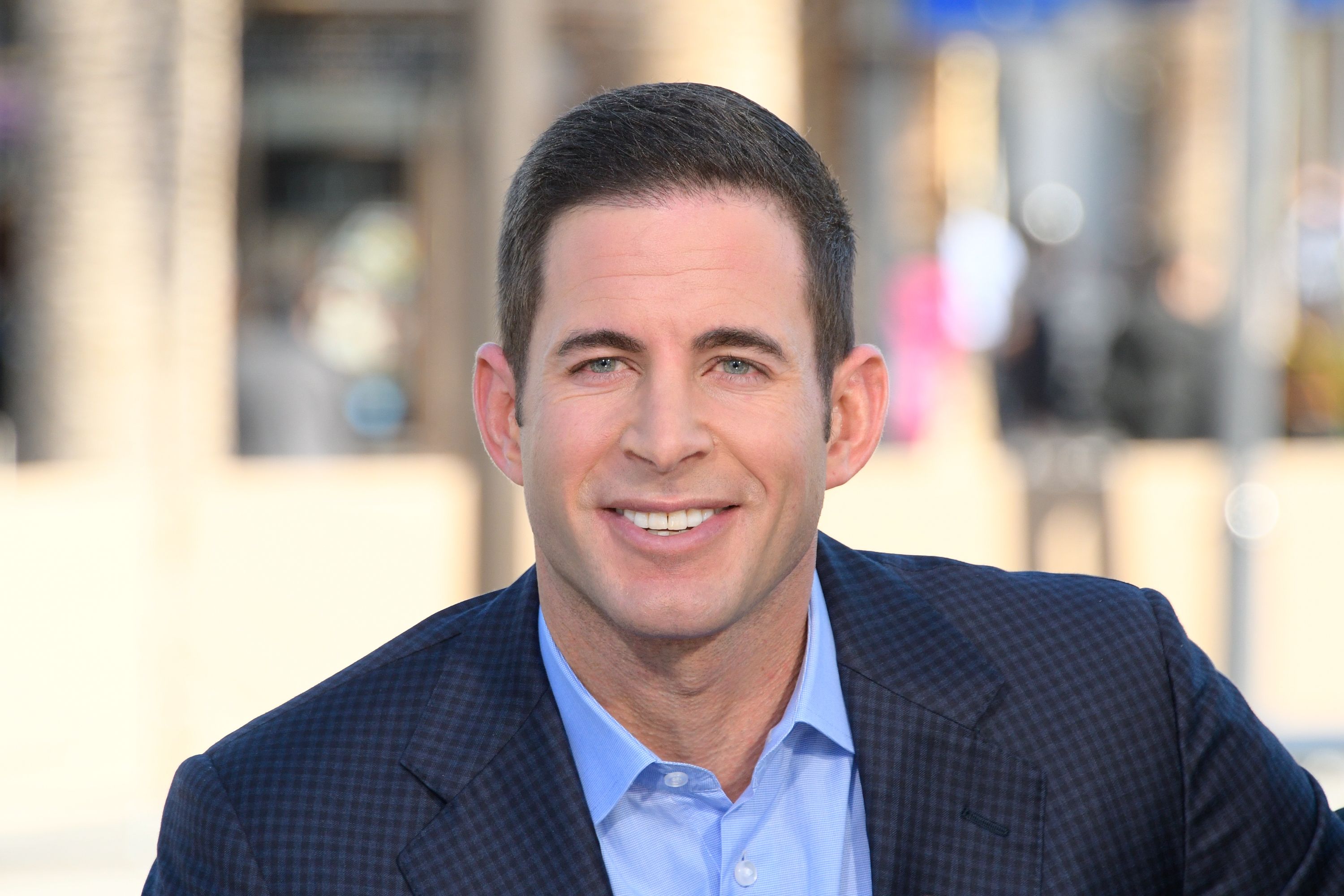 Tarek El Moussa visits "Extra" at Universal Studios Hollywood on February 28, 2017, in Universal City, California | Photo: Noel Vasquez/Getty Images