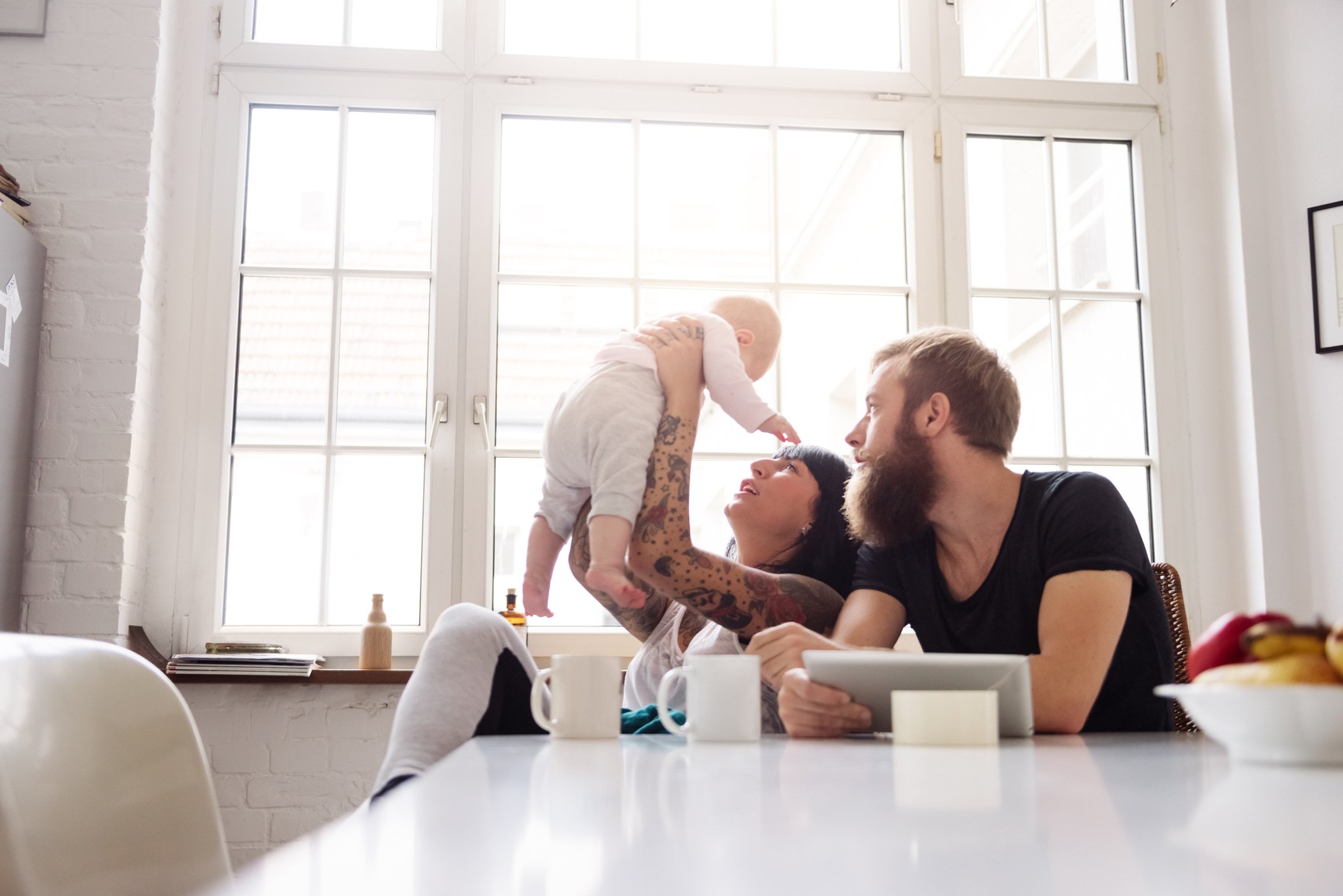 Un parent et son nouveau-né s'amusant ensemble. | Photo : Getty Images