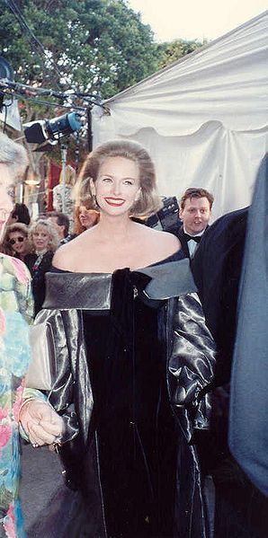 Donna Dixon on the red carpet at the 62nd Annual Academy Awards. | Source: Wikimedia Commons