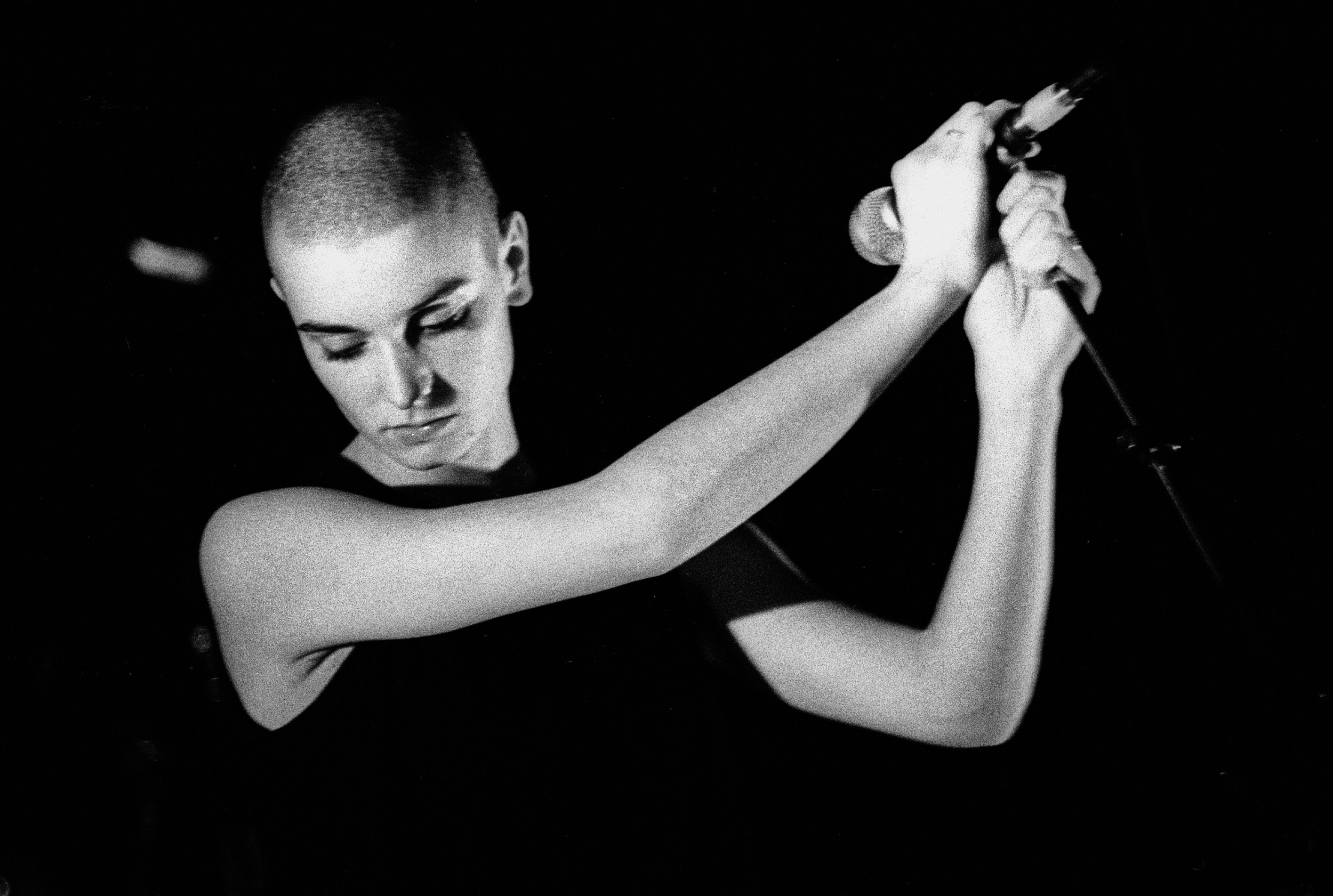 Sinéad O'Connor performing in Amsterdam, Netherlands on March 16, 1988 | Source: Getty Images