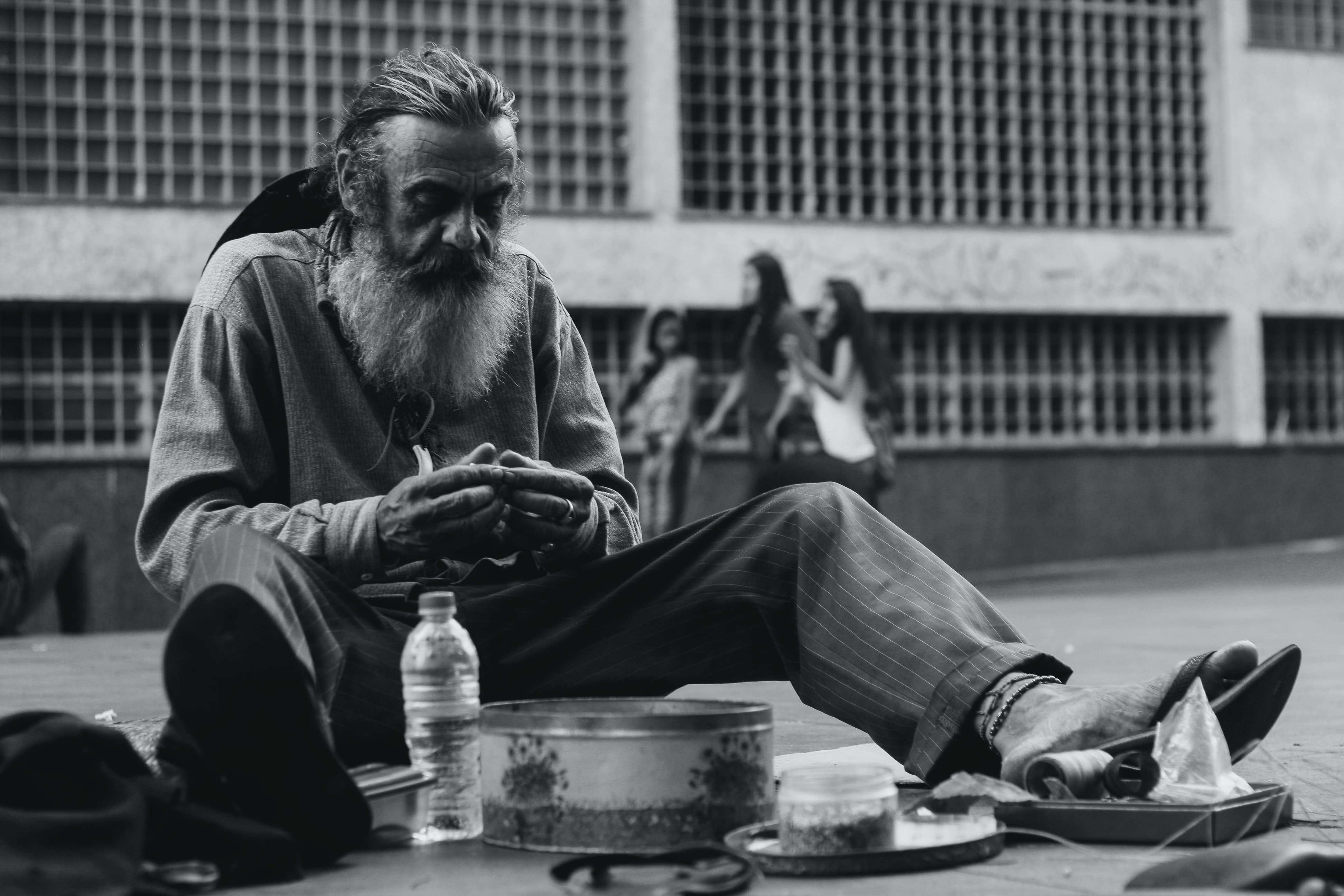 Un mendigo pide ayuda en la calle. | Foto: Pexels