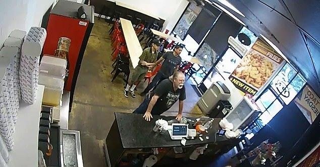 Cliente apoyado contra el mostrador. | Imagen: YouTube /ABC13 Houston Cliente apoyado contra el mostrador. | Imagen: YouTube /ABC13 Houston