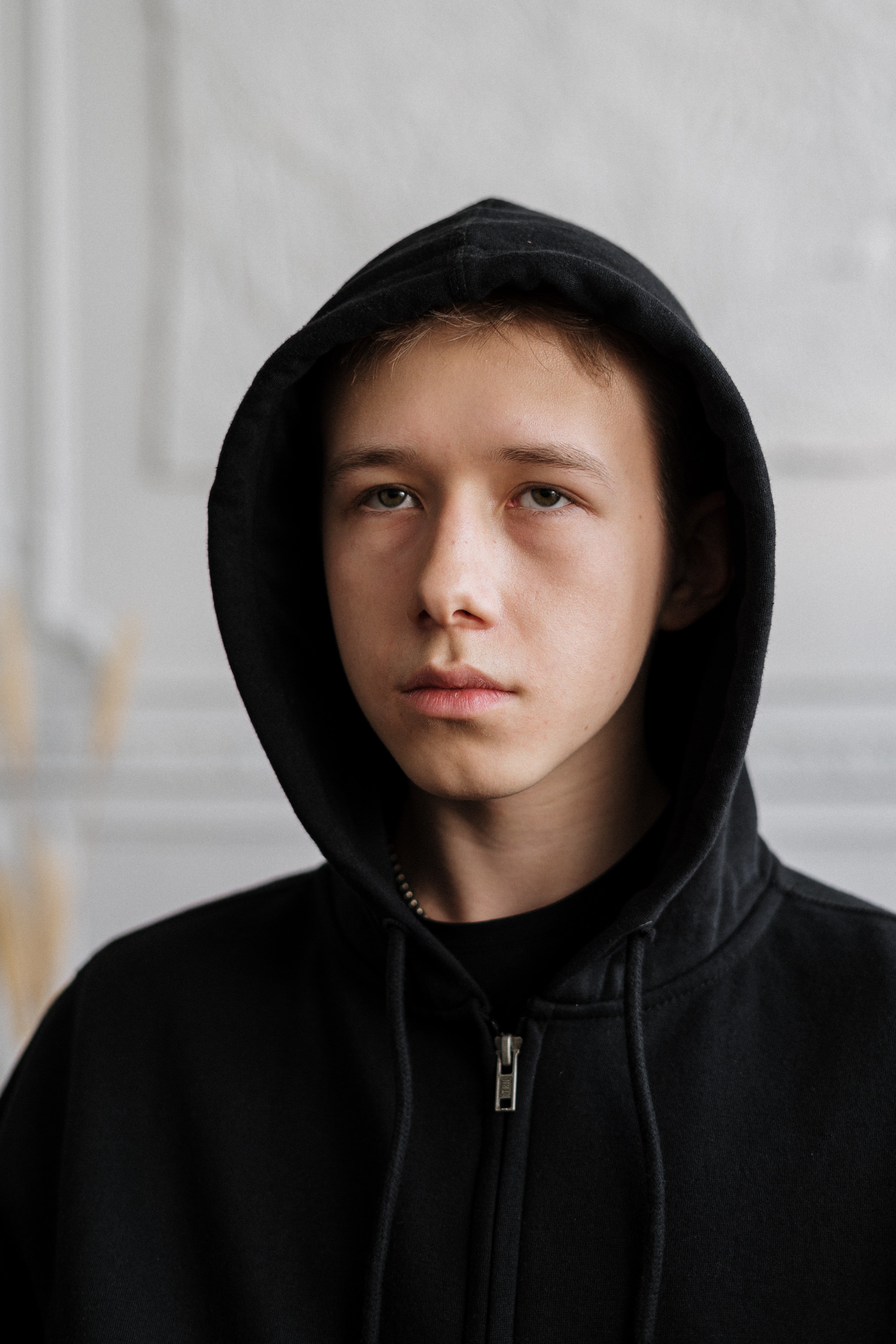 Joven con suéter con capucha negra. | Foto: Pexels