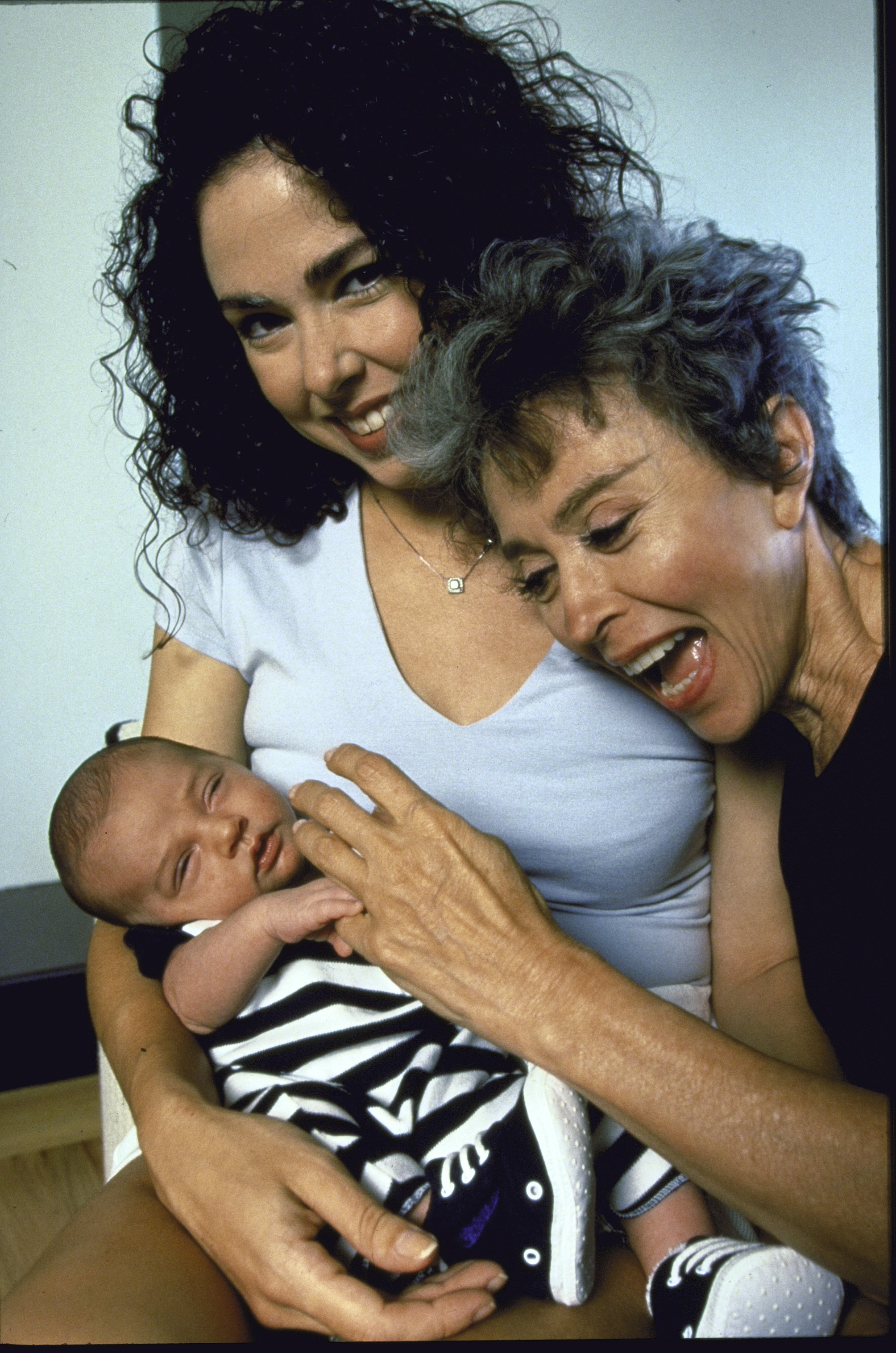 Rita Moreno and Fernanda pose with the newly born Justin Fisher in 1996. | Source: Getty Images 
