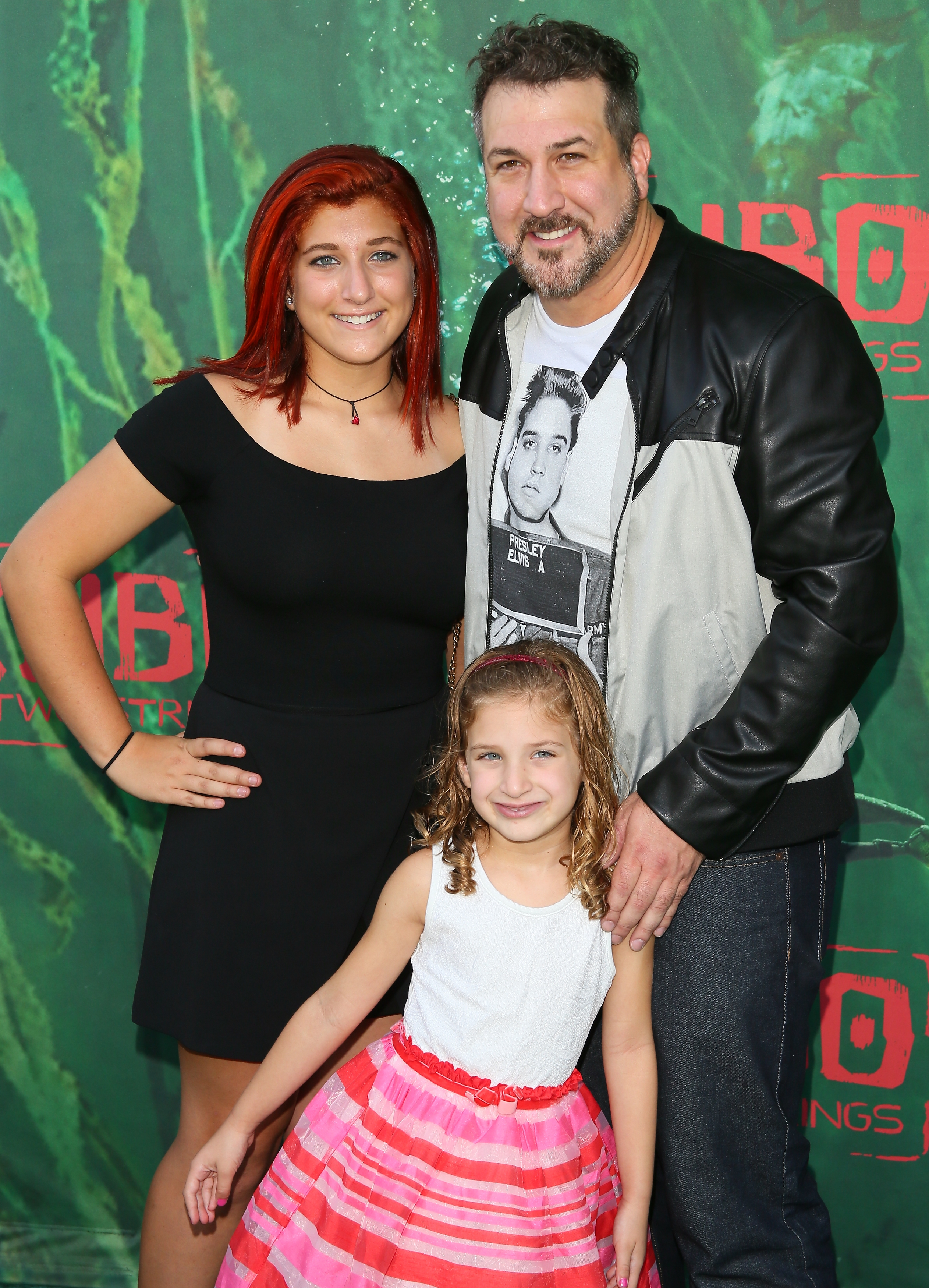 Joey Fatone and  his daughters attend the premiere Focus Features' 'Kubo and The Two Strings' on August 14, 2016, in Universal City, California. | Source: Getty Images