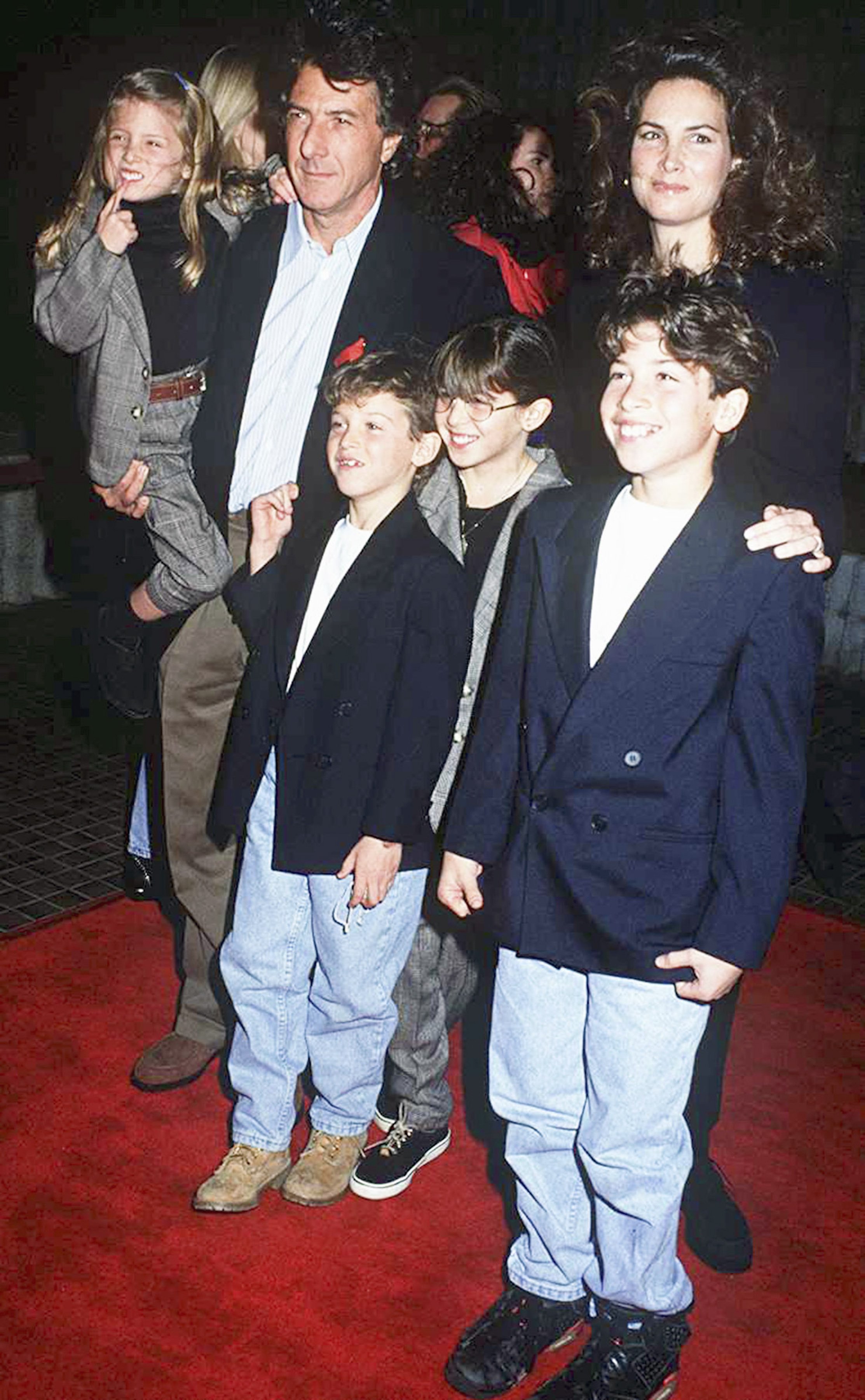 Dustin Hoffman con su esposa, la empresaria estadounidense Lisa Hoffman y sus hijos Jake Hoffman, Rebecca Hoffman, Max Hoffman y Alexandra Hoffman en un evento de alfombra roja en 1991 | Foto: Getty Images