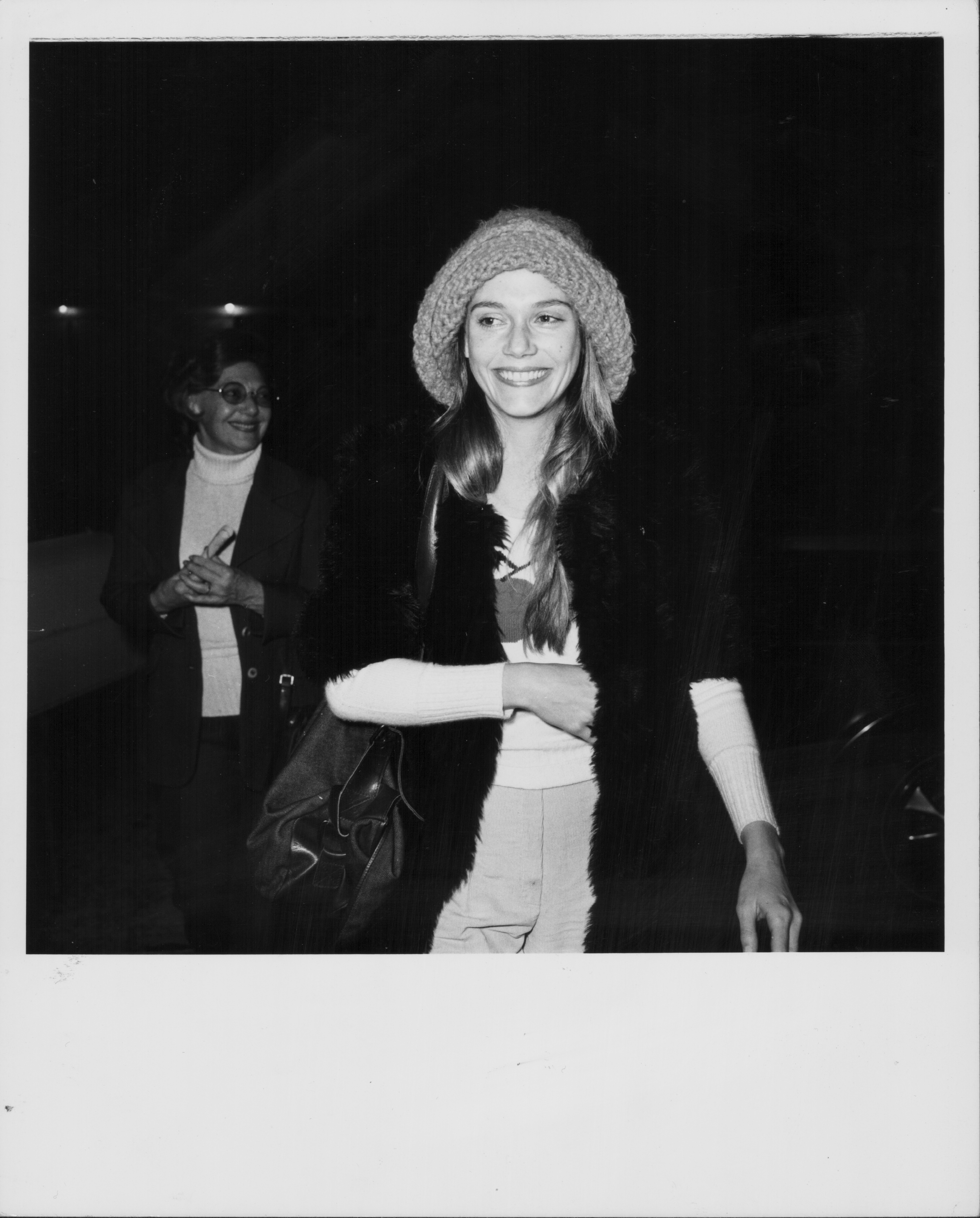 Peggy Lipton is pictured with her mother in the background, attending a preview of the movie 'Cabaret' in 1966 | Source: Getty Images