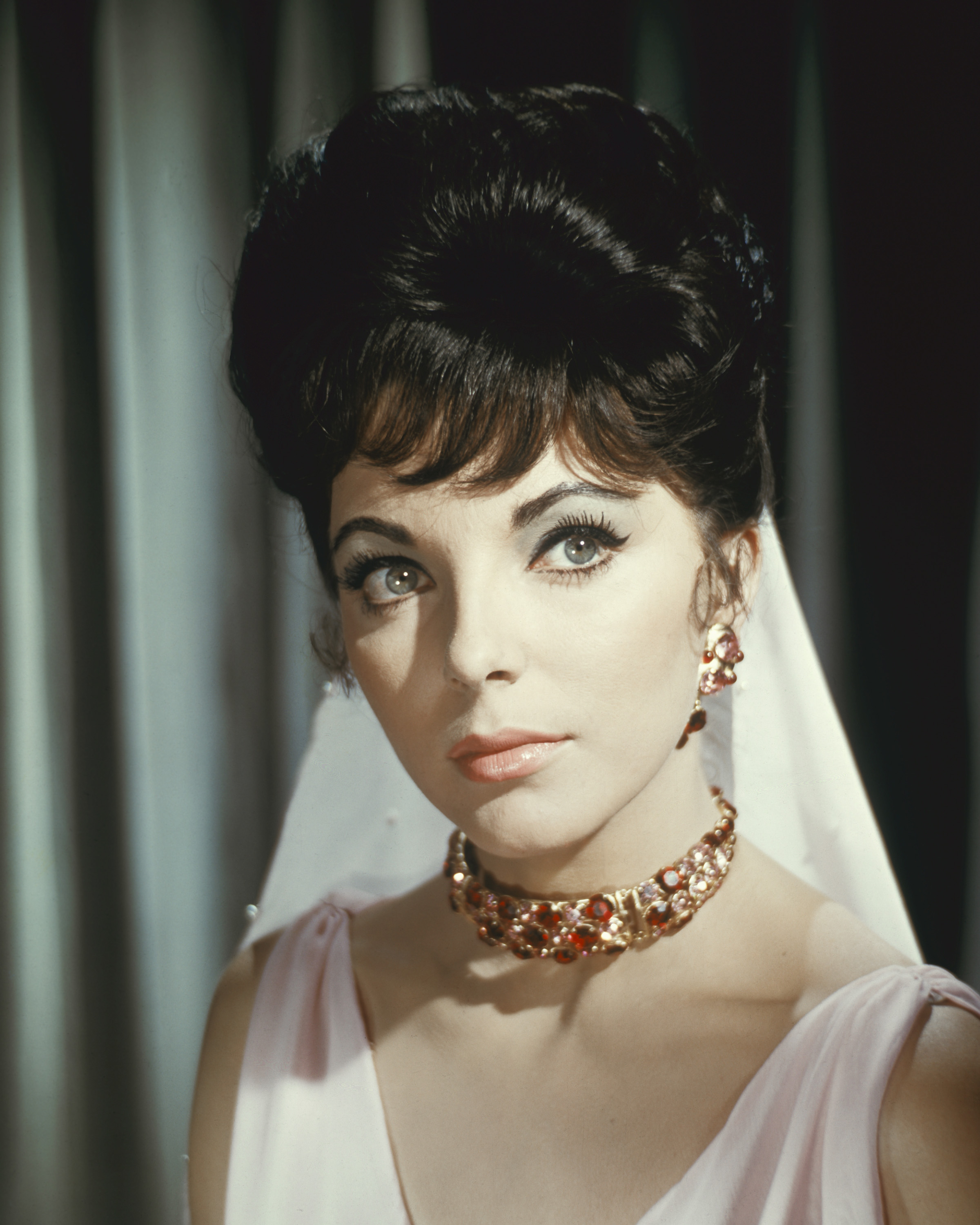 Joan Collins in the set of "Esther and the King," 1960 | Sources: Getty Images