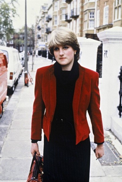 Lady Diana Spencer sort de son appartement à Earls Court. |Photo : Getty Images