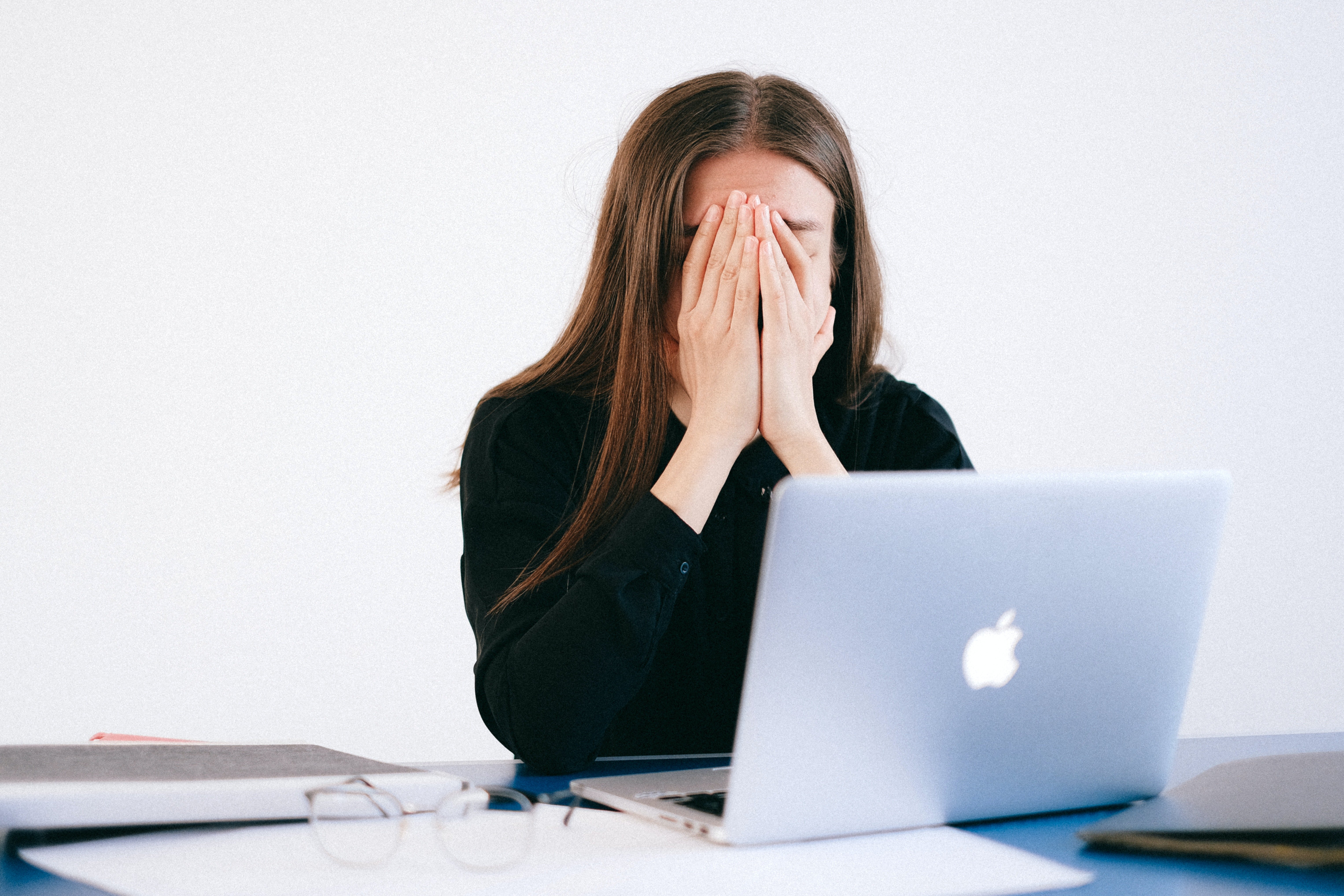 Depressed woman hiding her face | Photo: Pexels
