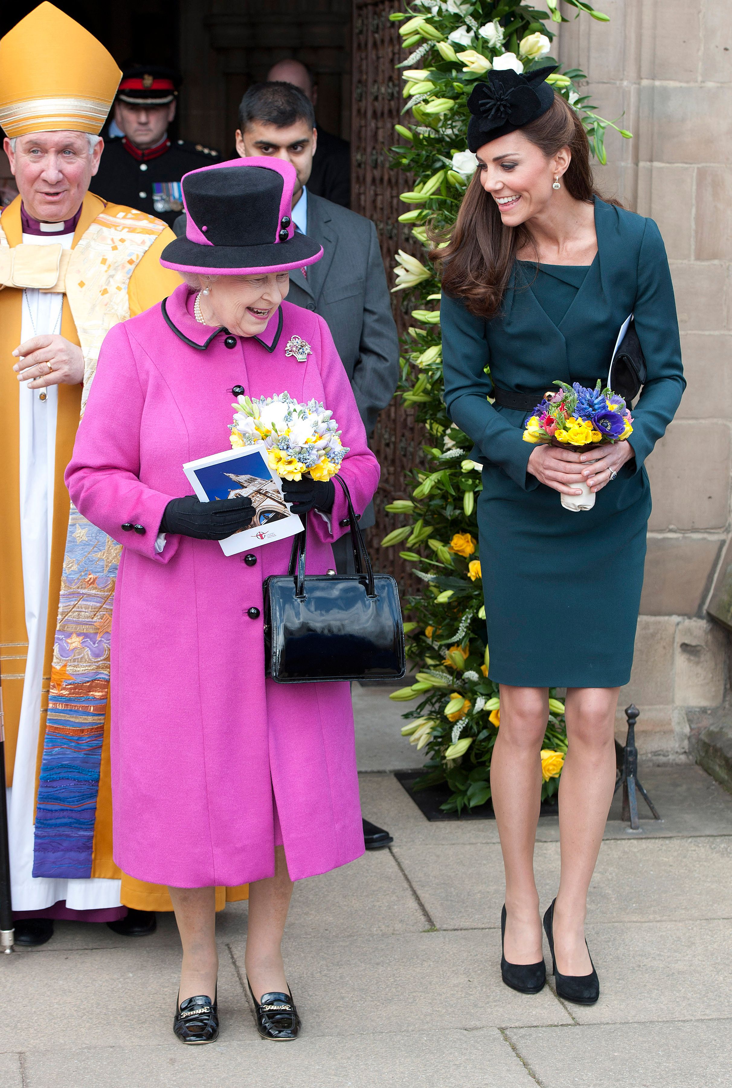 Die Britin Catherine, die Herzogin von Cambridge (R) und Königin Elizabeth II. sind abgebildet, als sie am 8. März 2012 die Kathedrale von Leicester in Mittelengland besuchen | Quelle: Getty Images