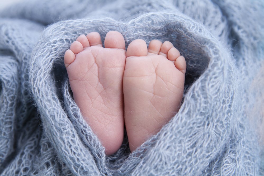 Les beaux petits pieds d'un bébé. | Photo : Shutterstock