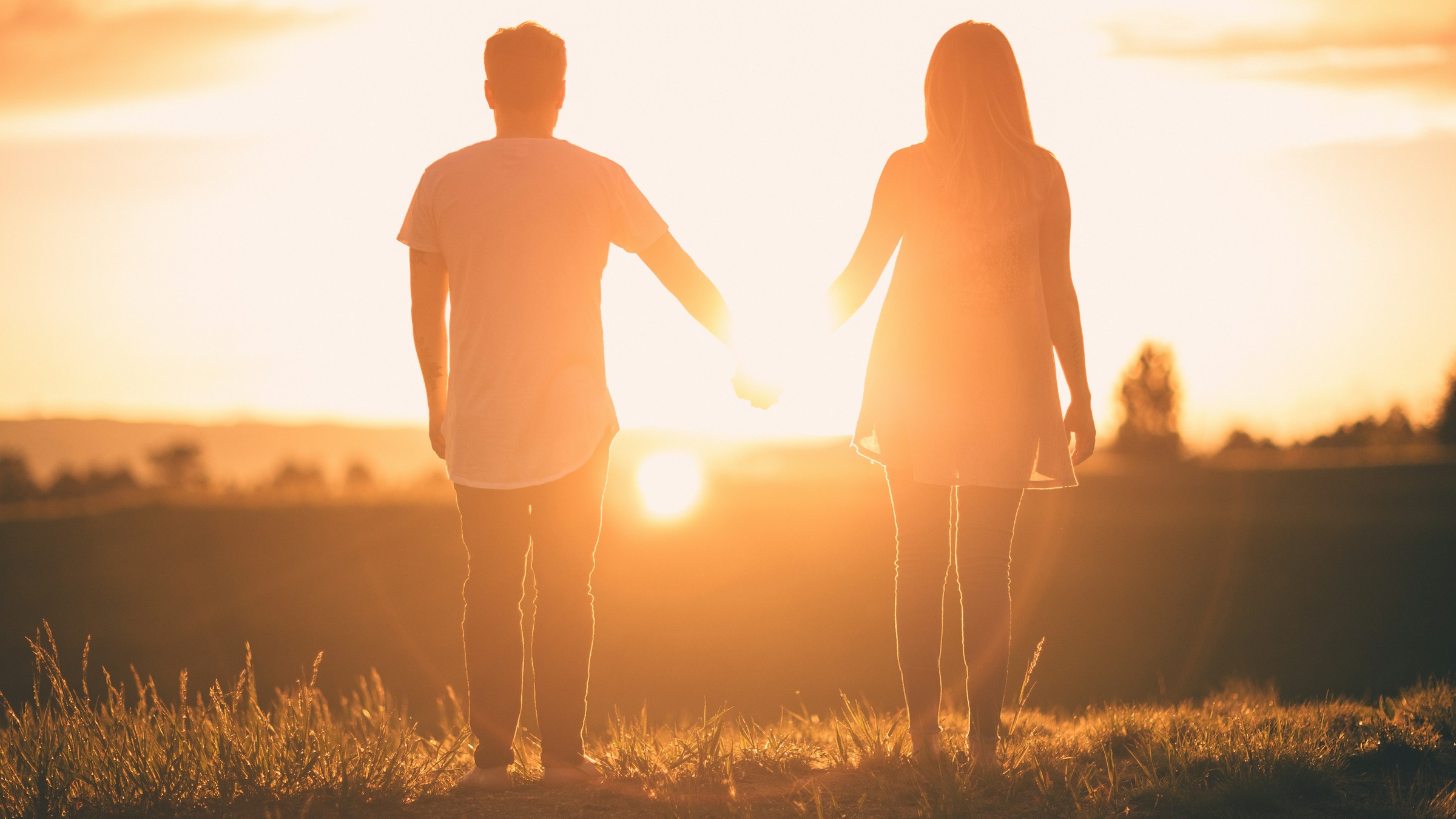 A couple watching the sunset | Source: Unsplash