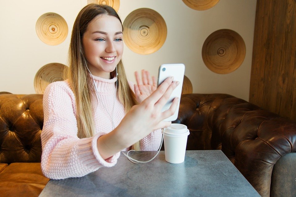 Une fille qui fait un appel vidéo. | Photo : Pixabay