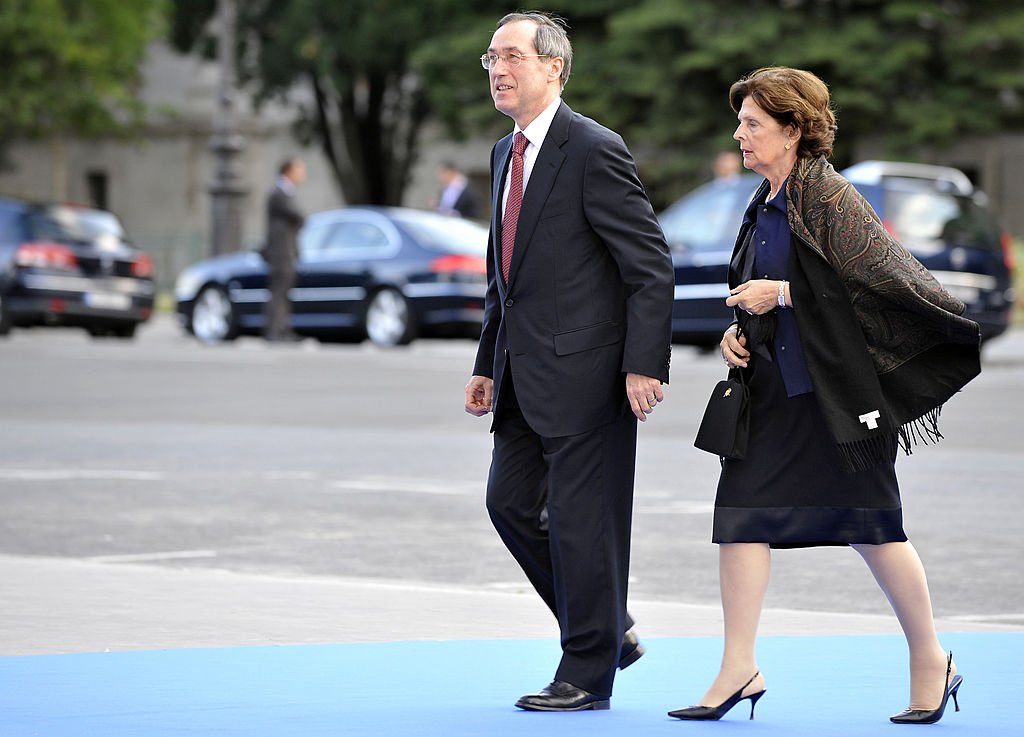  Claude Guéant et son épouse Rose-Marie arrivent pour un dîner au Petit Palais, après avoir assisté au sommet fondateur de l'Union pour la Méditerranée de Paris, le 13 juillet 2008. | Photo : Getty Images