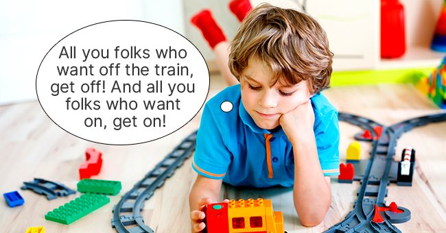 Le garçon se fera bientôt passer pour un conducteur en jouant avec son train miniature. | Photo : Shutterstock