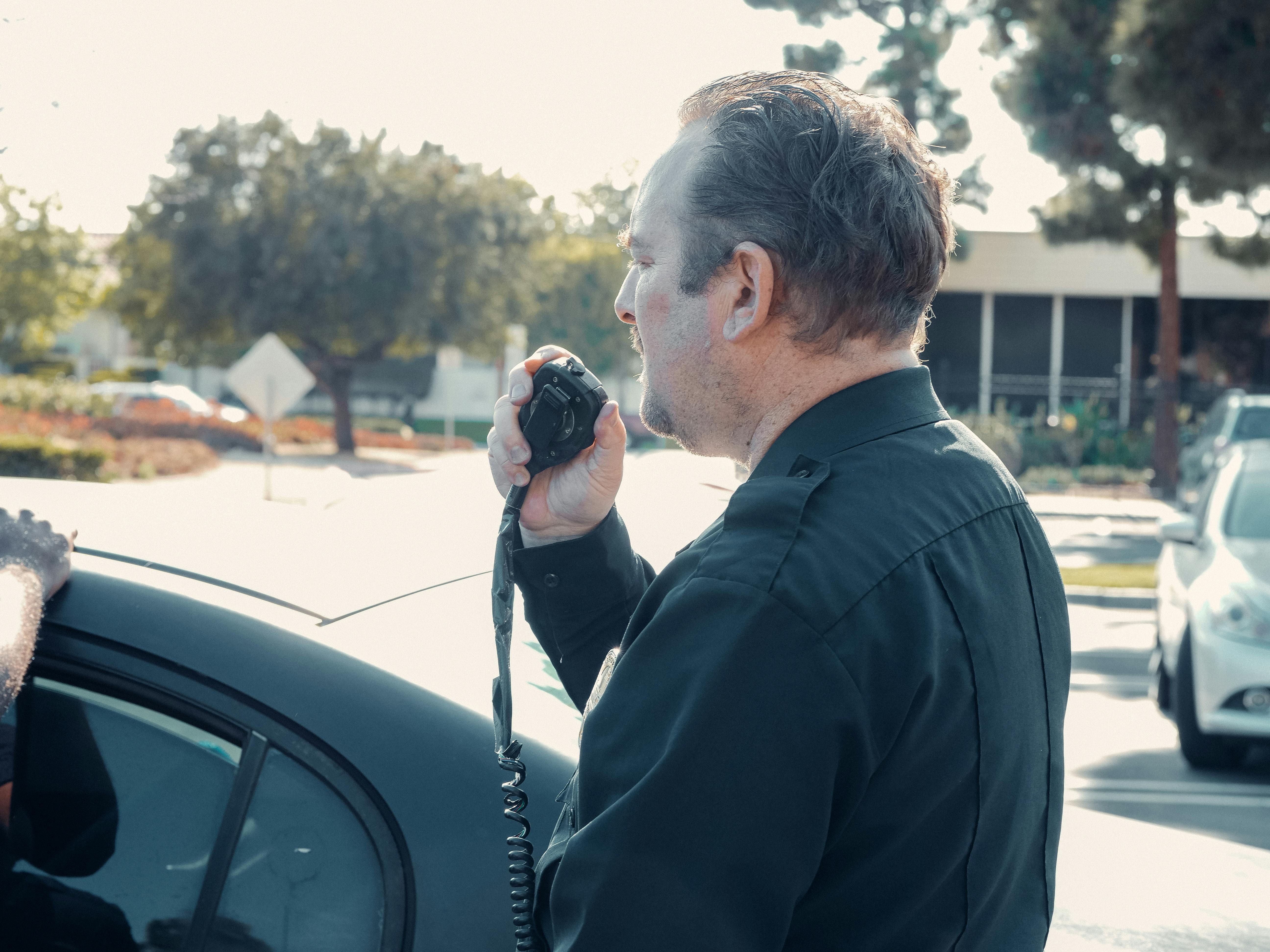 A policeman arresting a man | Source: Pexels