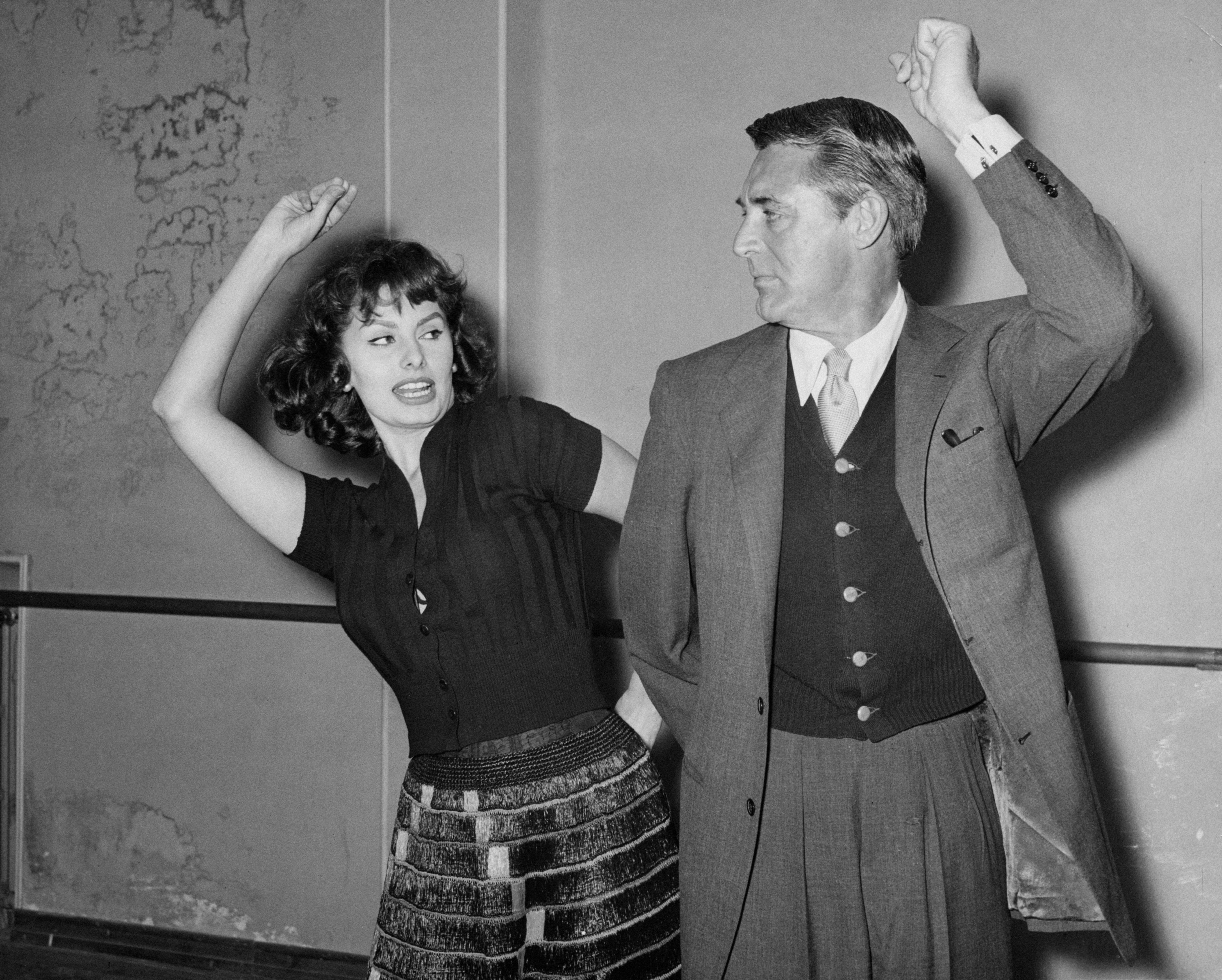 Sophia Loren bringt Co-Star Cary Grant während der Dreharbeiten zu „The Pride and the Passion“ (1957) das Flamenco-Tanzen bei. | Quelle: Getty Images