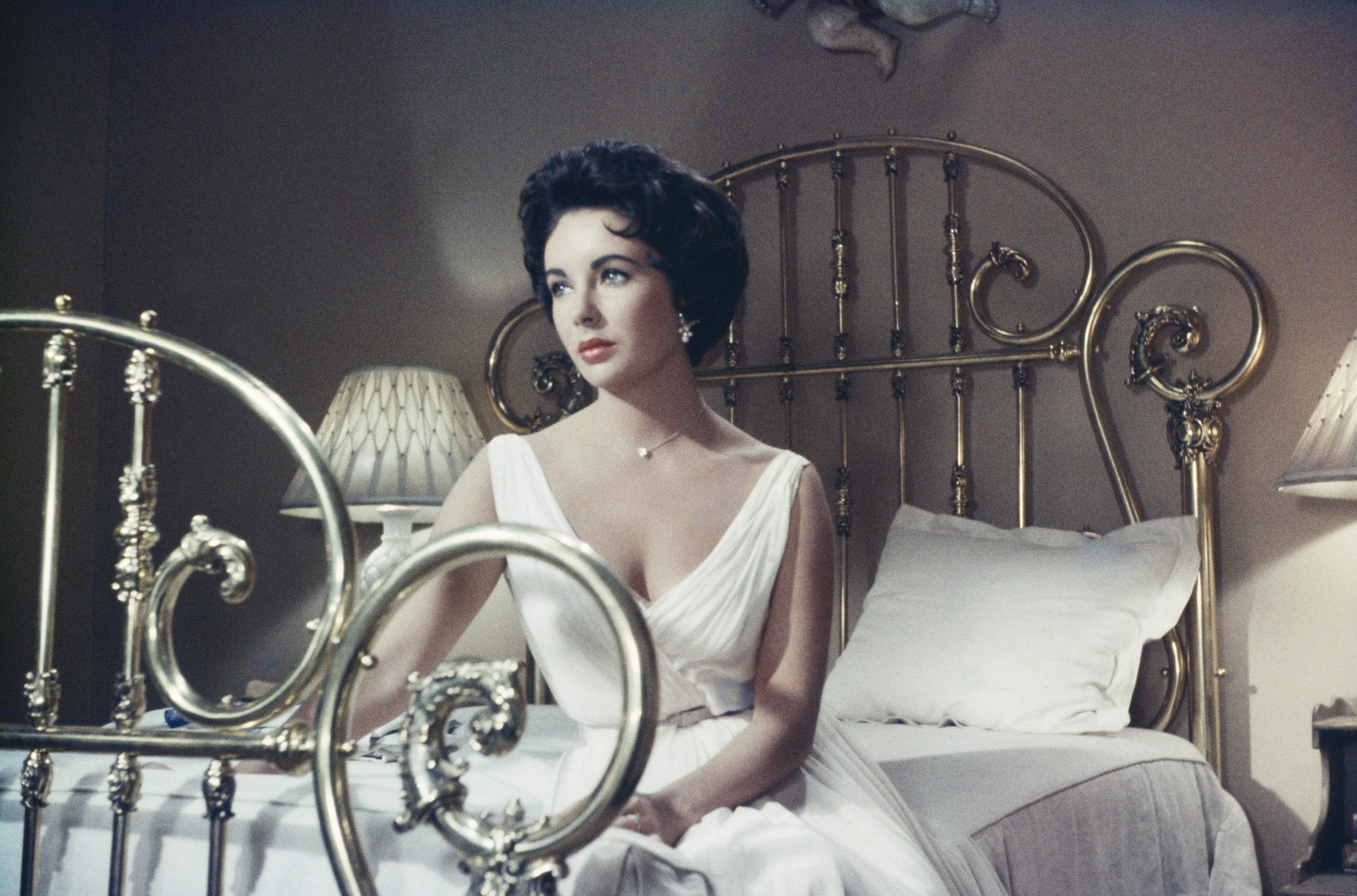 Die Schauspielerin Elizabeth Taylor (1932 - 2011) spielt die Hauptrolle in dem MGM-Film "Cat On A Hot Tin Roof", 1958. | Quelle: Getty Images