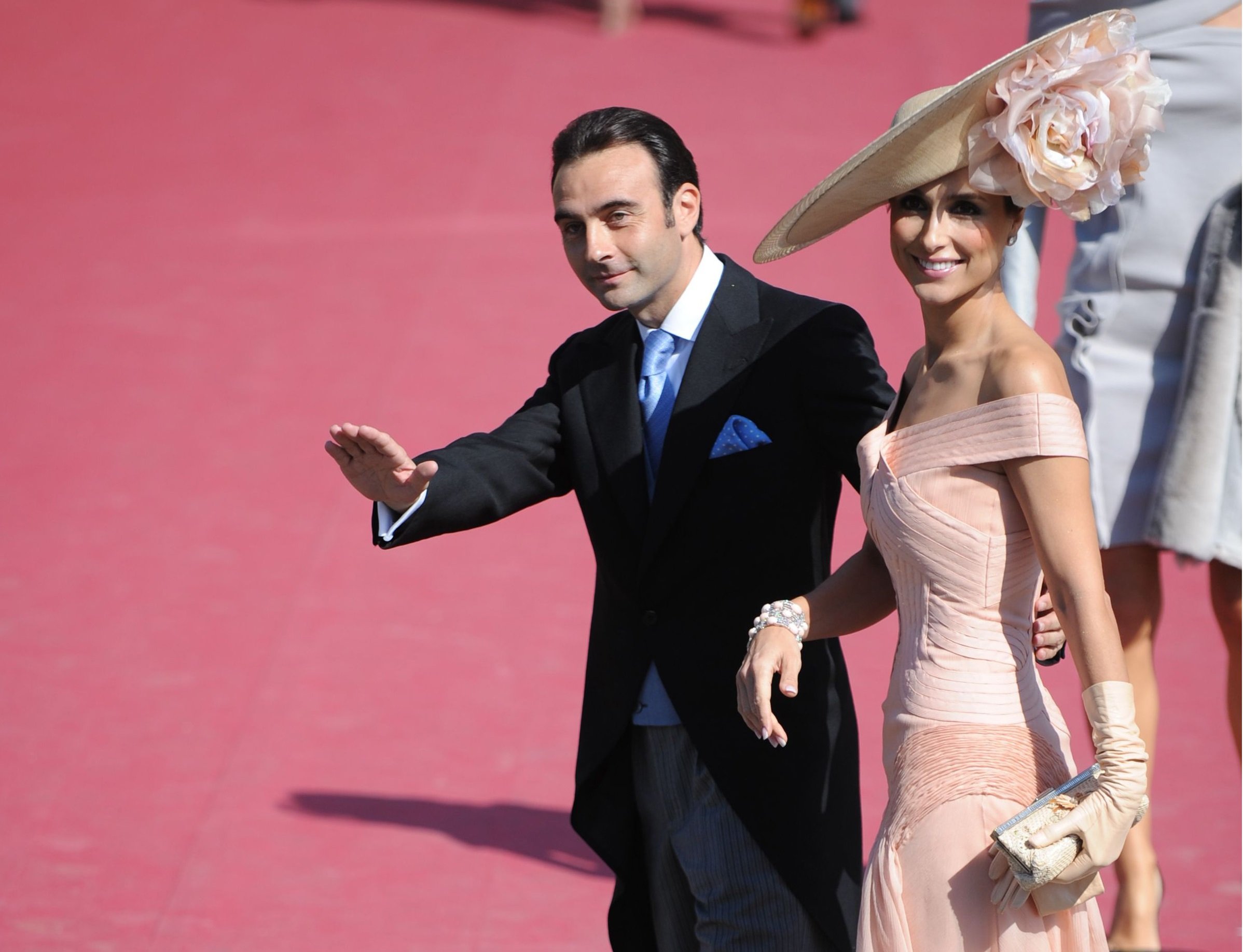 Enrique Ponce y Paloma Cuevas asisten a la boda de Luis Medina y Laura Vecino en octubre de 2010 en Toledo, España. | Foto: Getty Images Enrique Ponce y Paloma Cuevas asisten a la boda de Luis Medina y Laura Vecino en octubre de 2010 en Toledo, España. | Foto: Getty Images