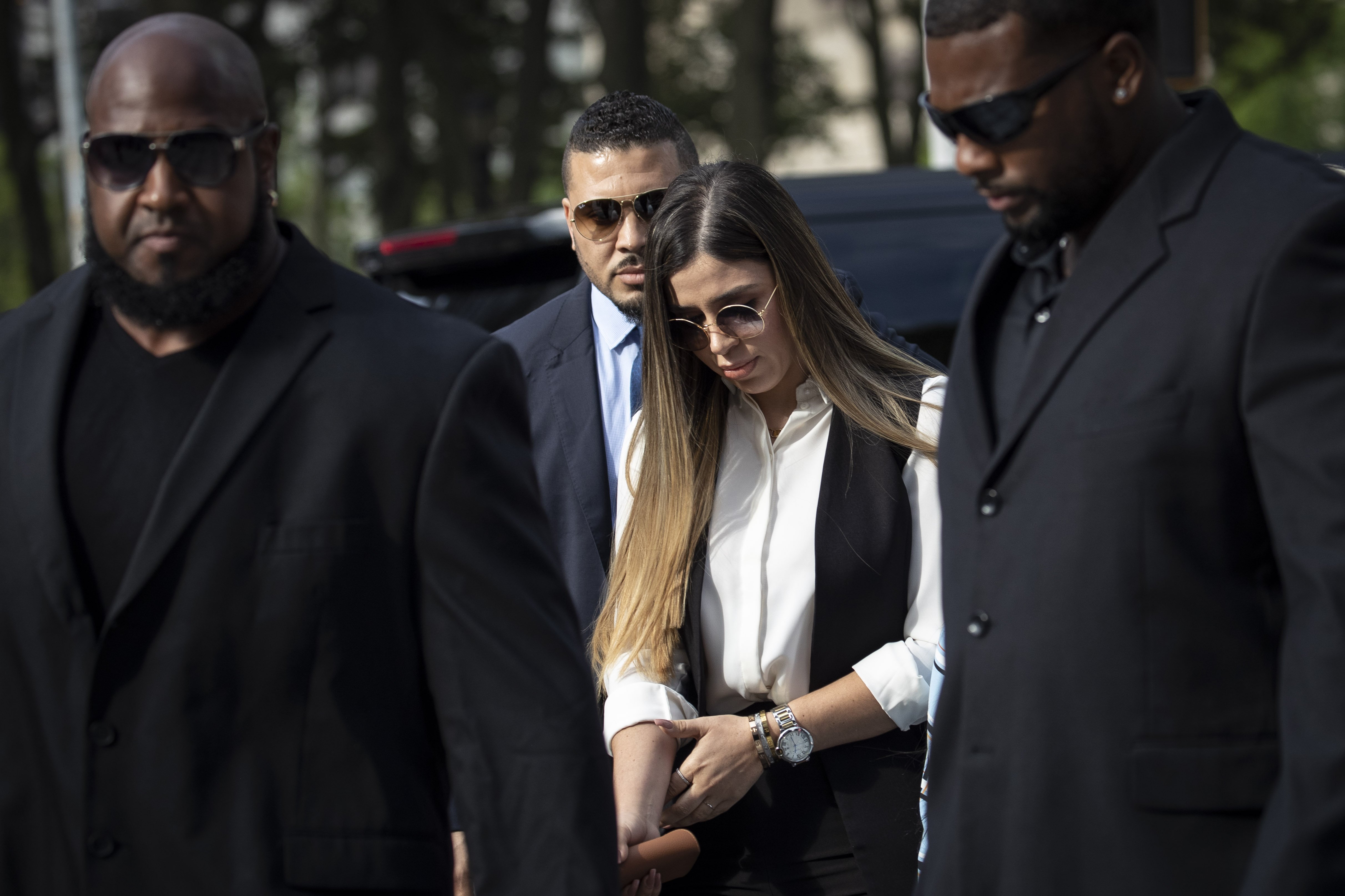 Emma Coronel rodeada de personal de seguridad el pasado 17 de julio en las afueras del tribunal que sentenció a "El Chapo" a cadena perpetua. || Fuente: Getty Images Emma Coronel rodeada de personal de seguridad el pasado 17 de julio en las afueras del tribunal que sentenció a "El Chapo" a cadena perpetua. || Fuente: Getty Images