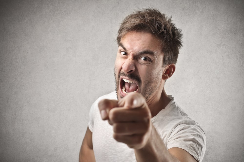 Hombre gritando enojado apuntando con su dedo. | Foto: Shutterstock