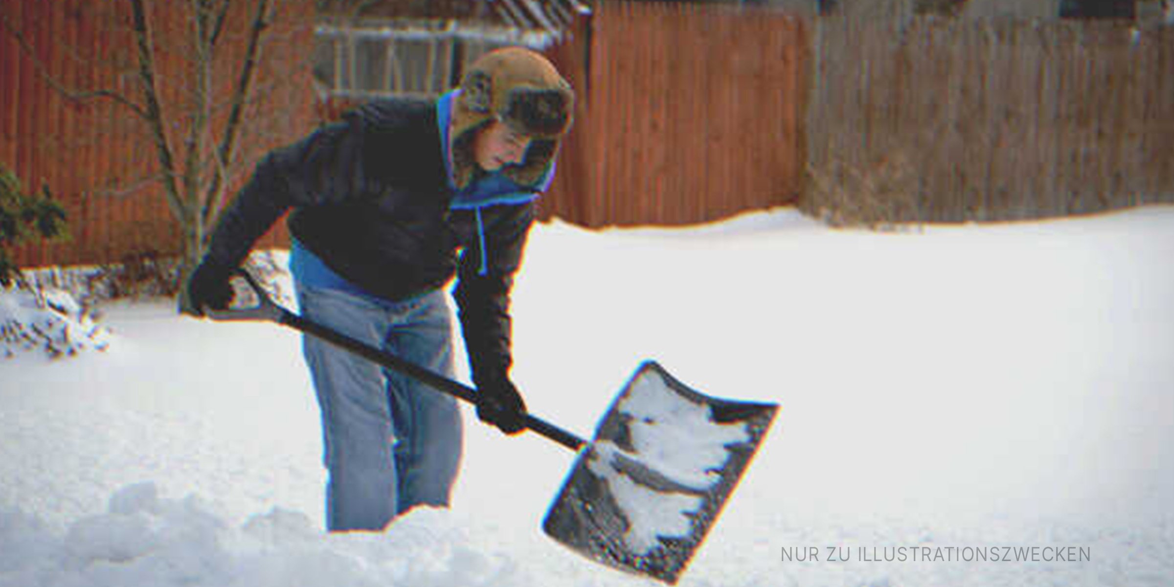 Junge, der Schnee reinigt. | Quelle: Shutterstock