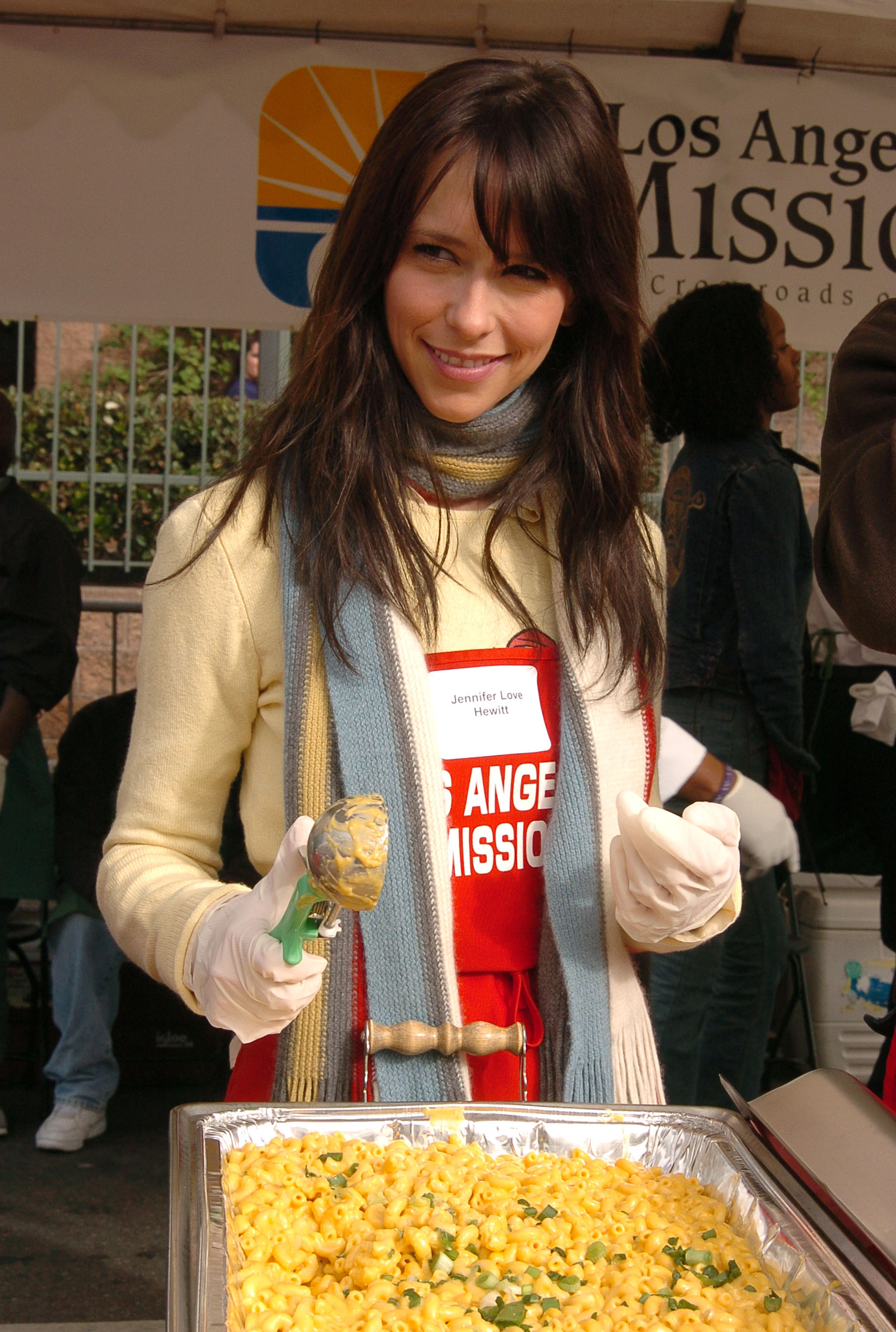 The Hollywood star during the Los Angeles Mission Christmas Party in 2003. | Source: Getty Images